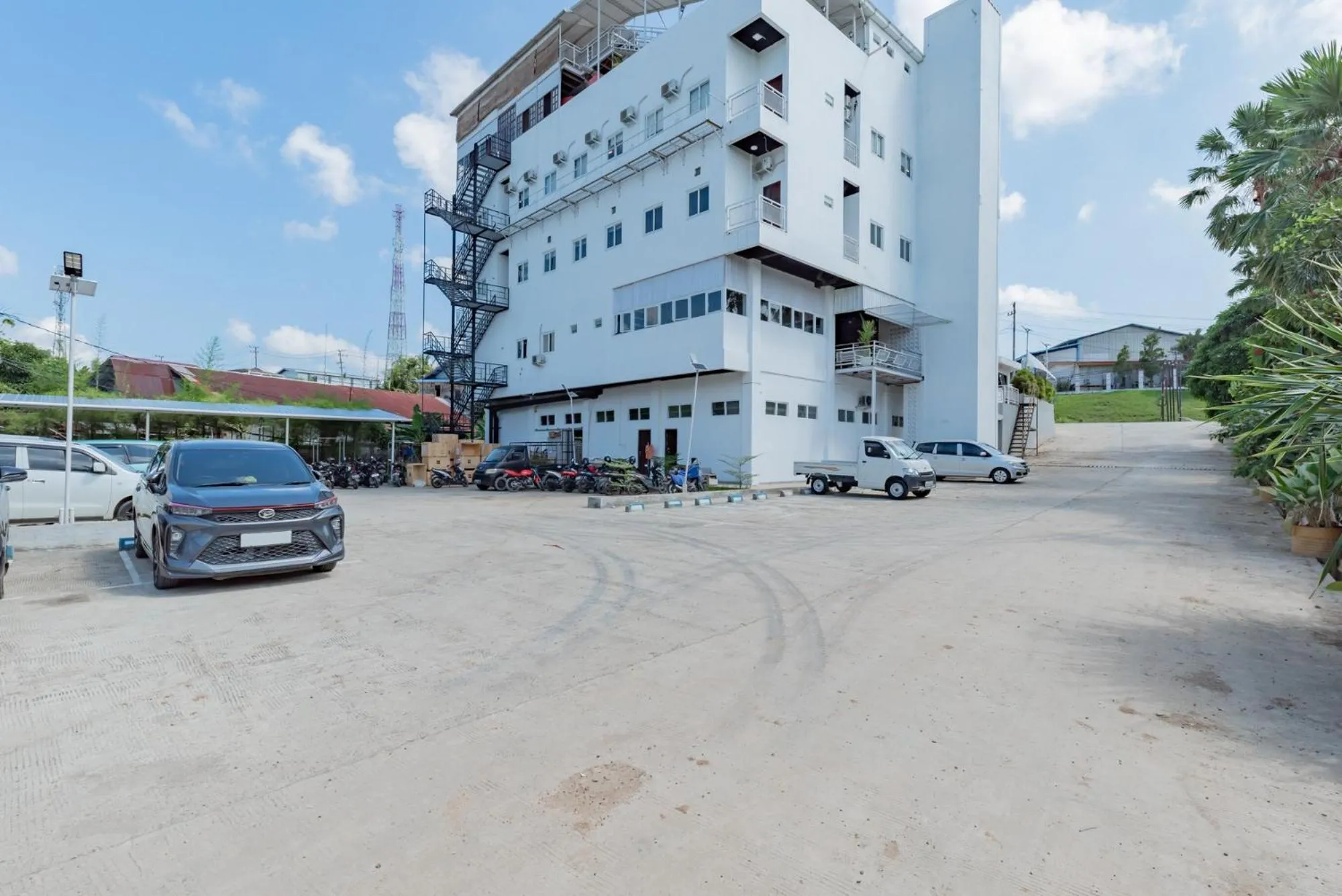 Parking in Urbanview Hotel The Tang Balikpapan by RedDoorz