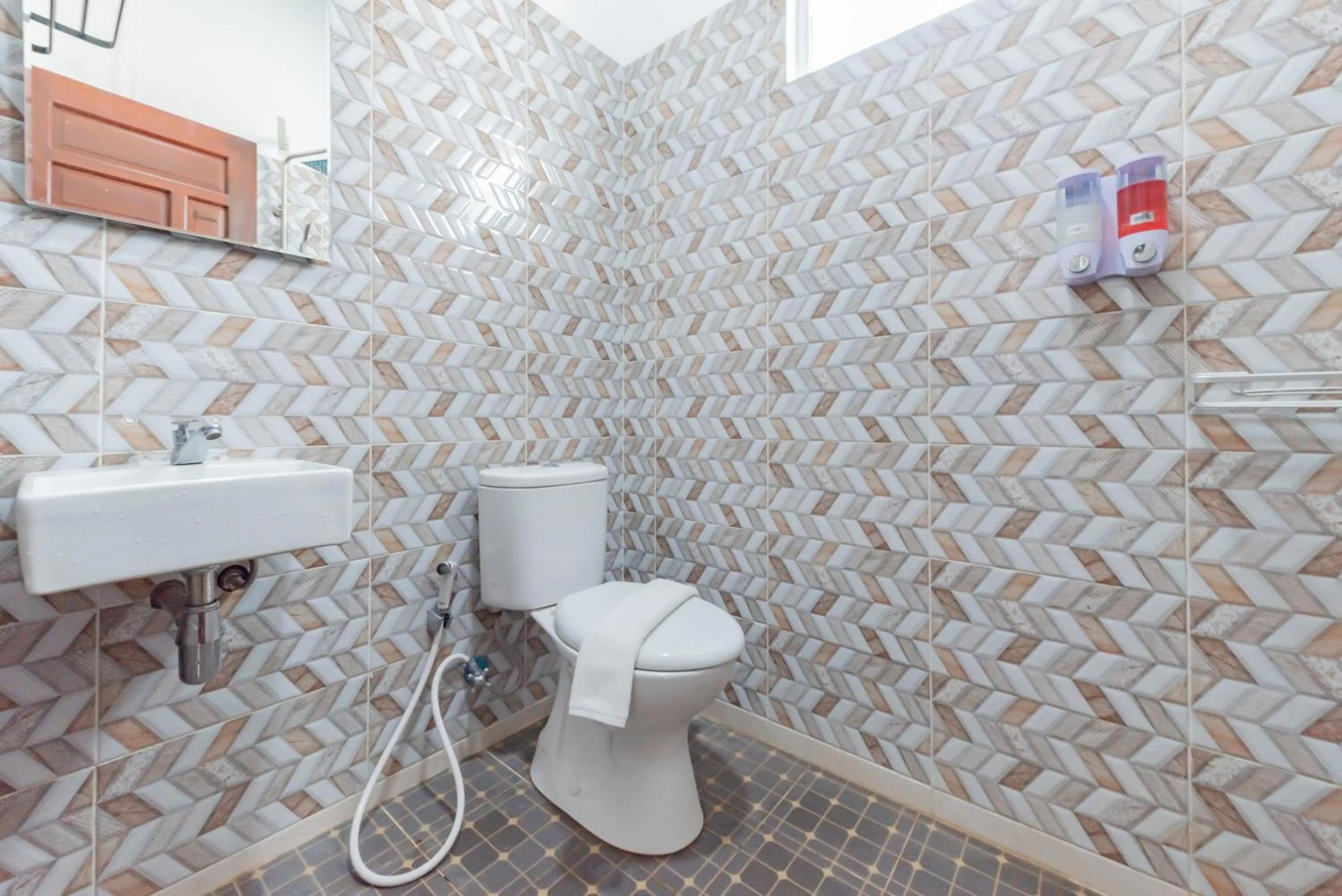 Bathroom in Urbanview Hotel The Tang Balikpapan by RedDoorz