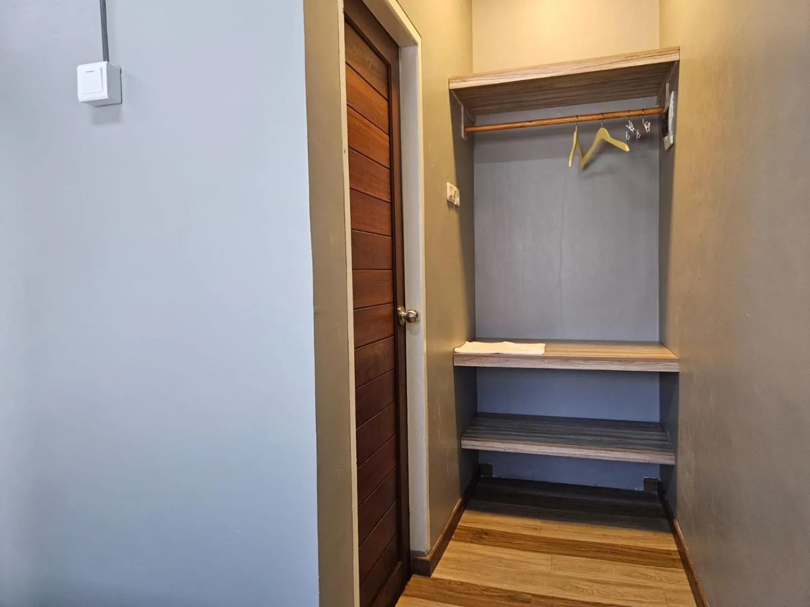 wardrobe in Urbanview Hotel The Tang Balikpapan by RedDoorz