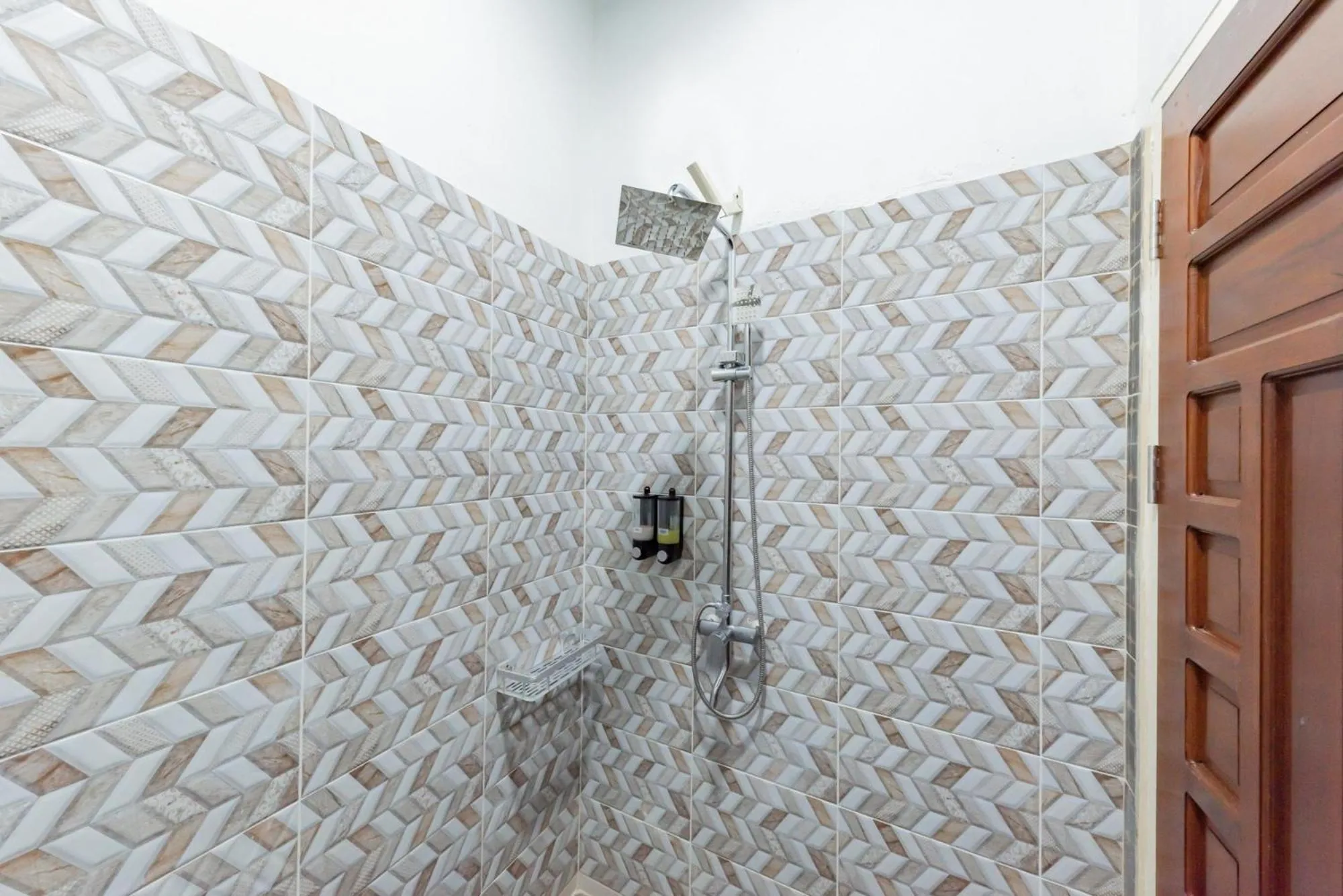 Shower in Urbanview Hotel The Tang Balikpapan by RedDoorz