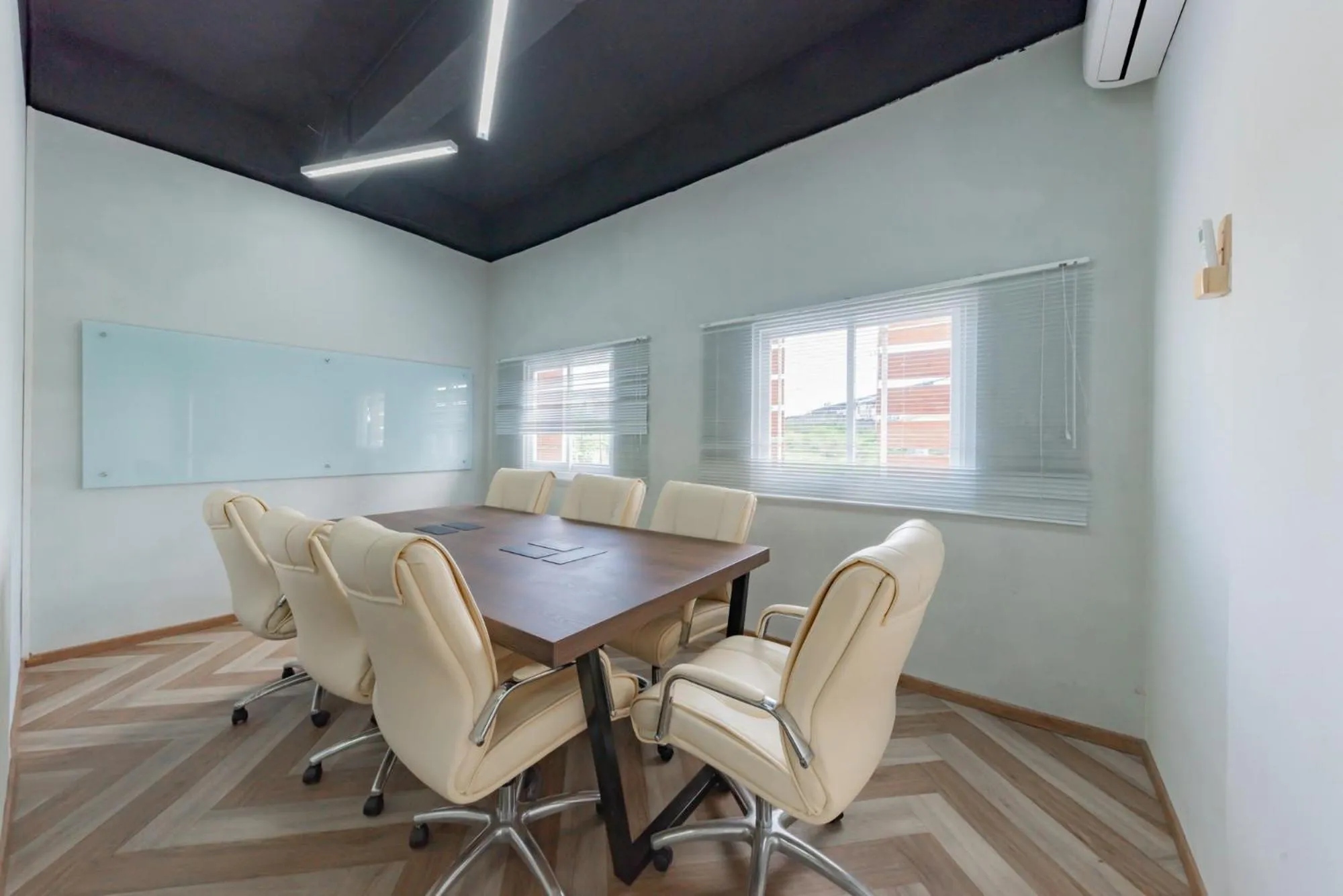 Meeting/conference room in Urbanview Hotel The Tang Balikpapan by RedDoorz