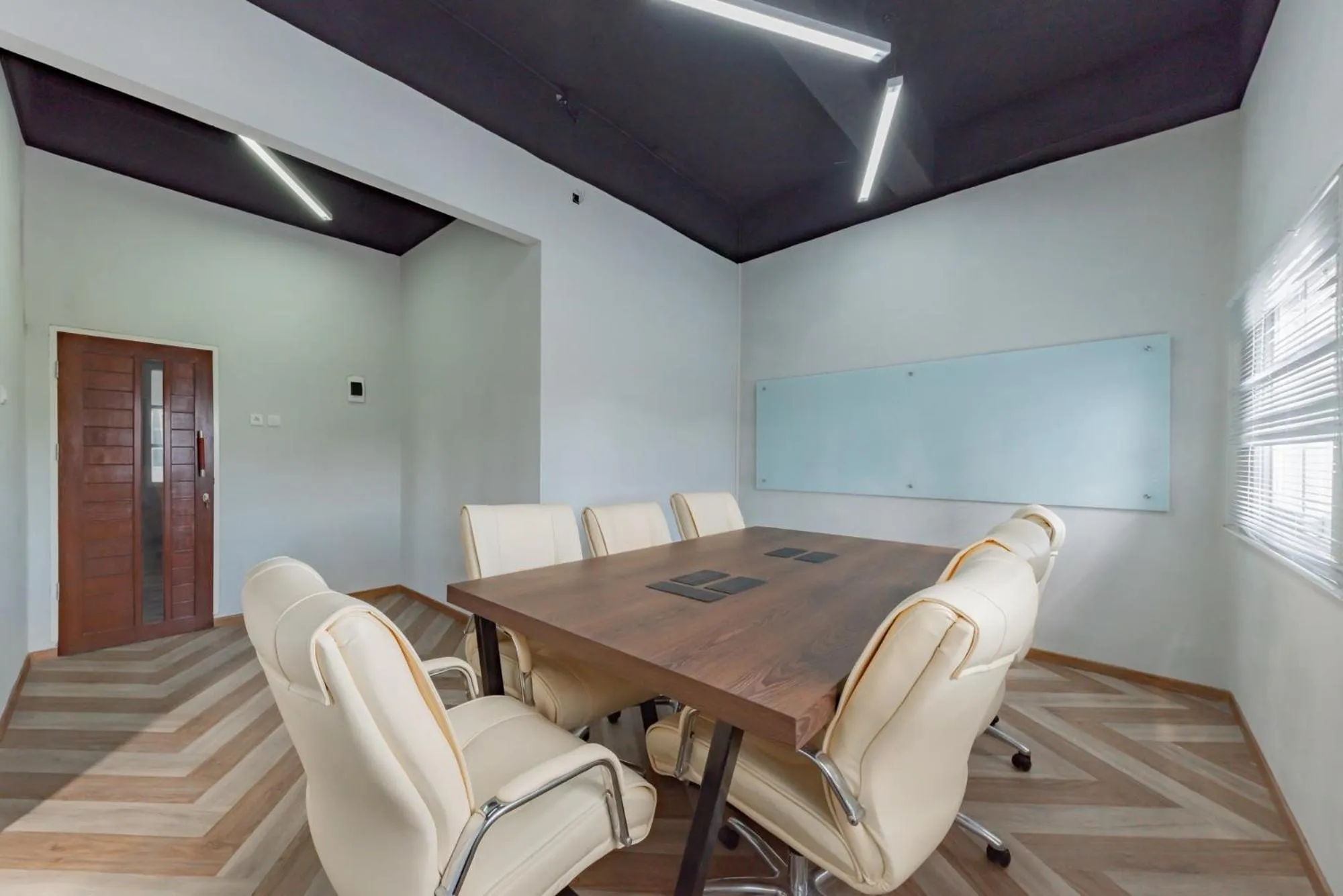 Meeting/conference room in Urbanview Hotel The Tang Balikpapan by RedDoorz