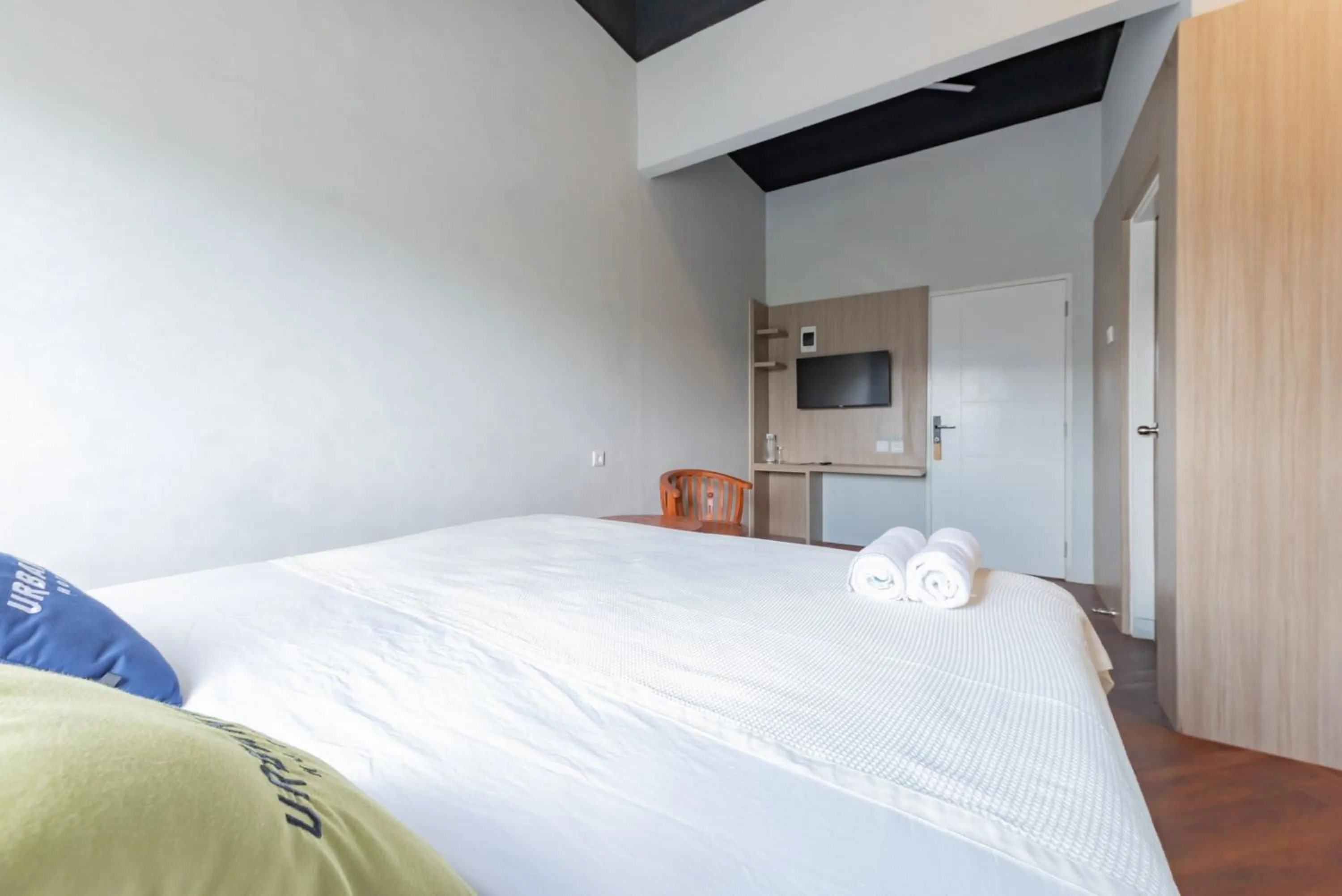 Bedroom, Bed in Urbanview Hotel The Tang Balikpapan by RedDoorz