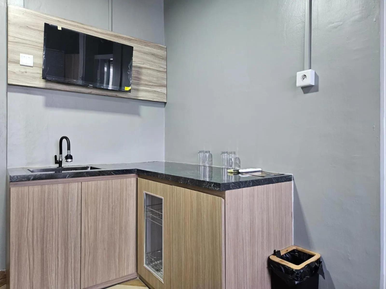 Kitchen or kitchenette in Urbanview Hotel The Tang Balikpapan by RedDoorz