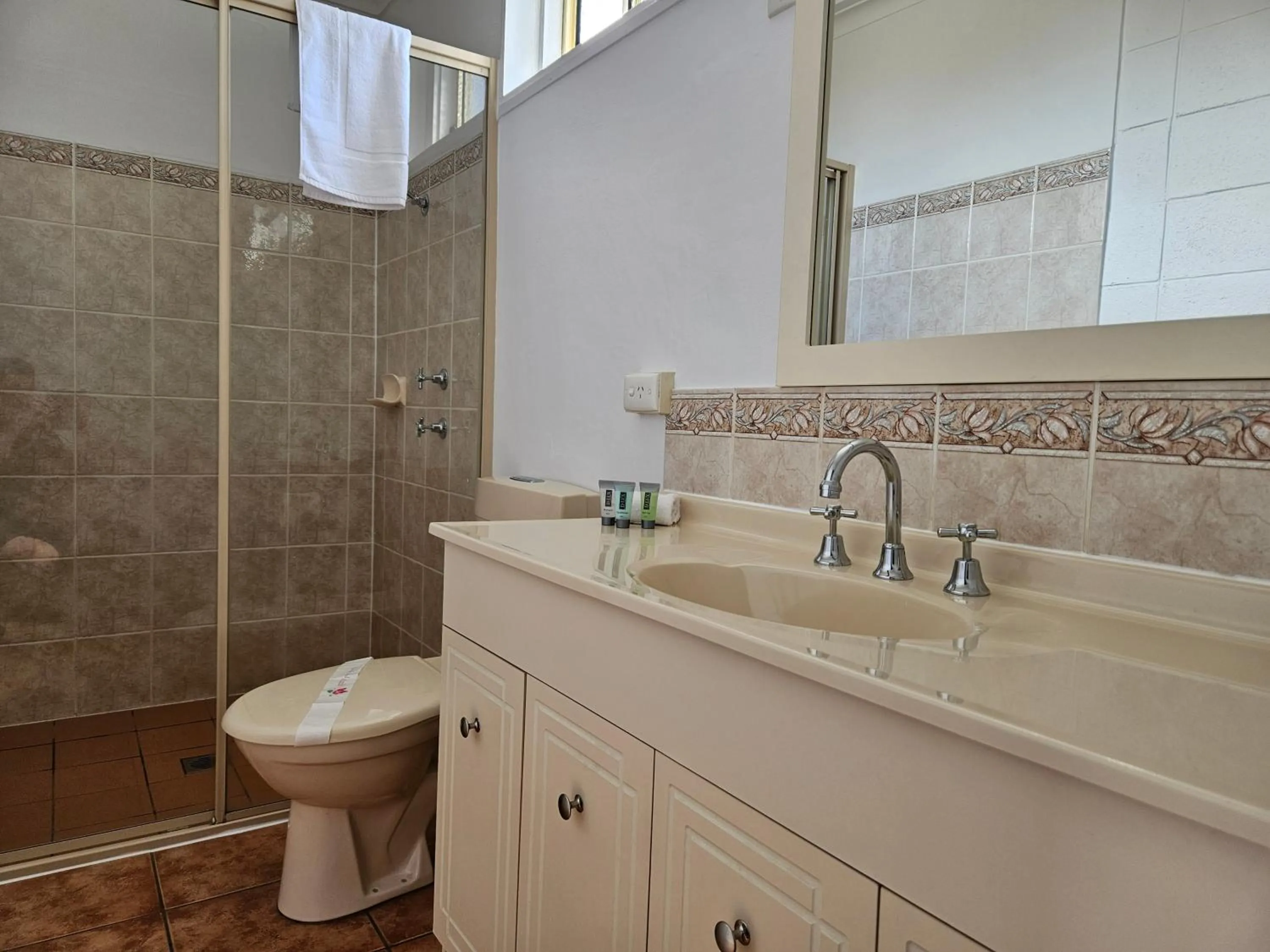 Toilet in Leeton Centre Motel