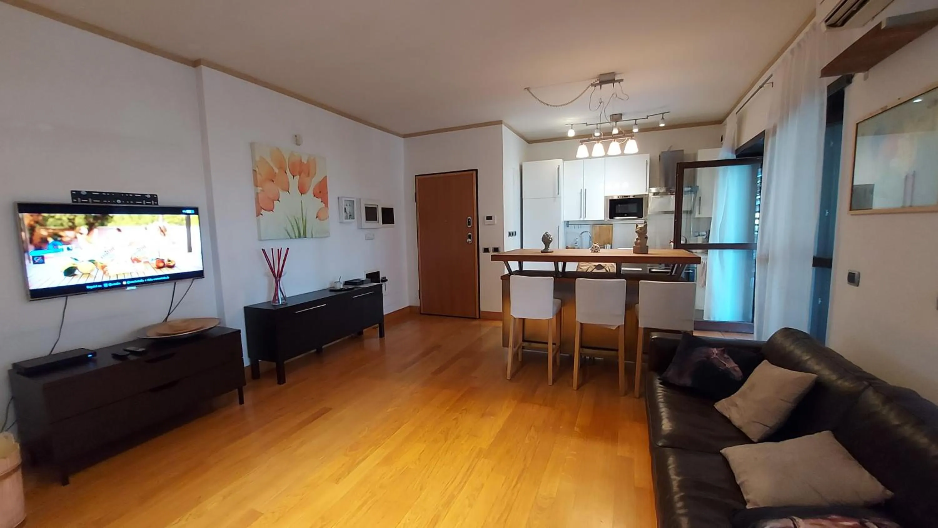 Communal lounge/ TV room in Home Sorbara Luxury Home no 01