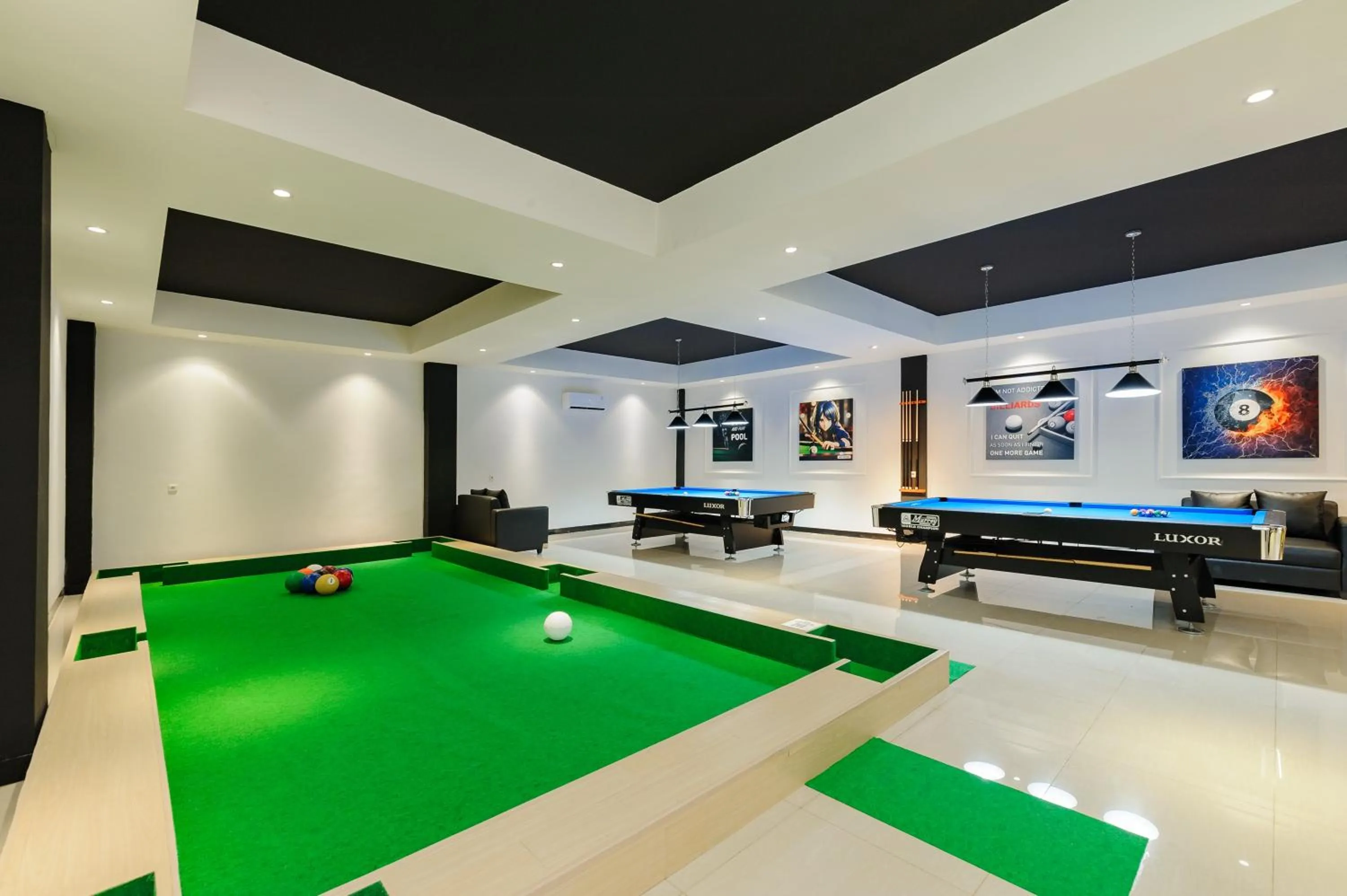 Billiard in Sans Hotel Max Living Cengkareng