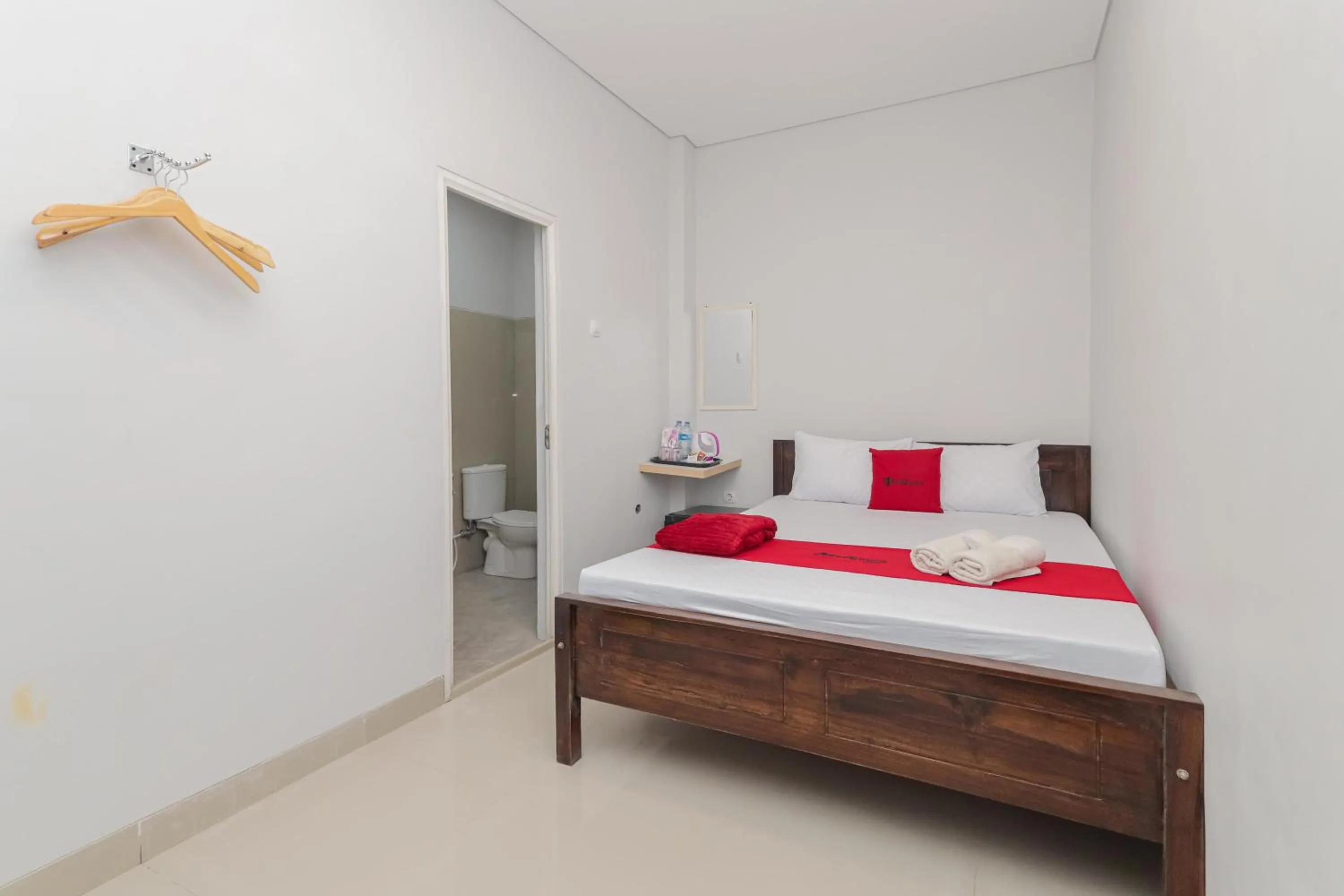 Bedroom, Bed in RedDoorz @ Gedangan Sidoarjo