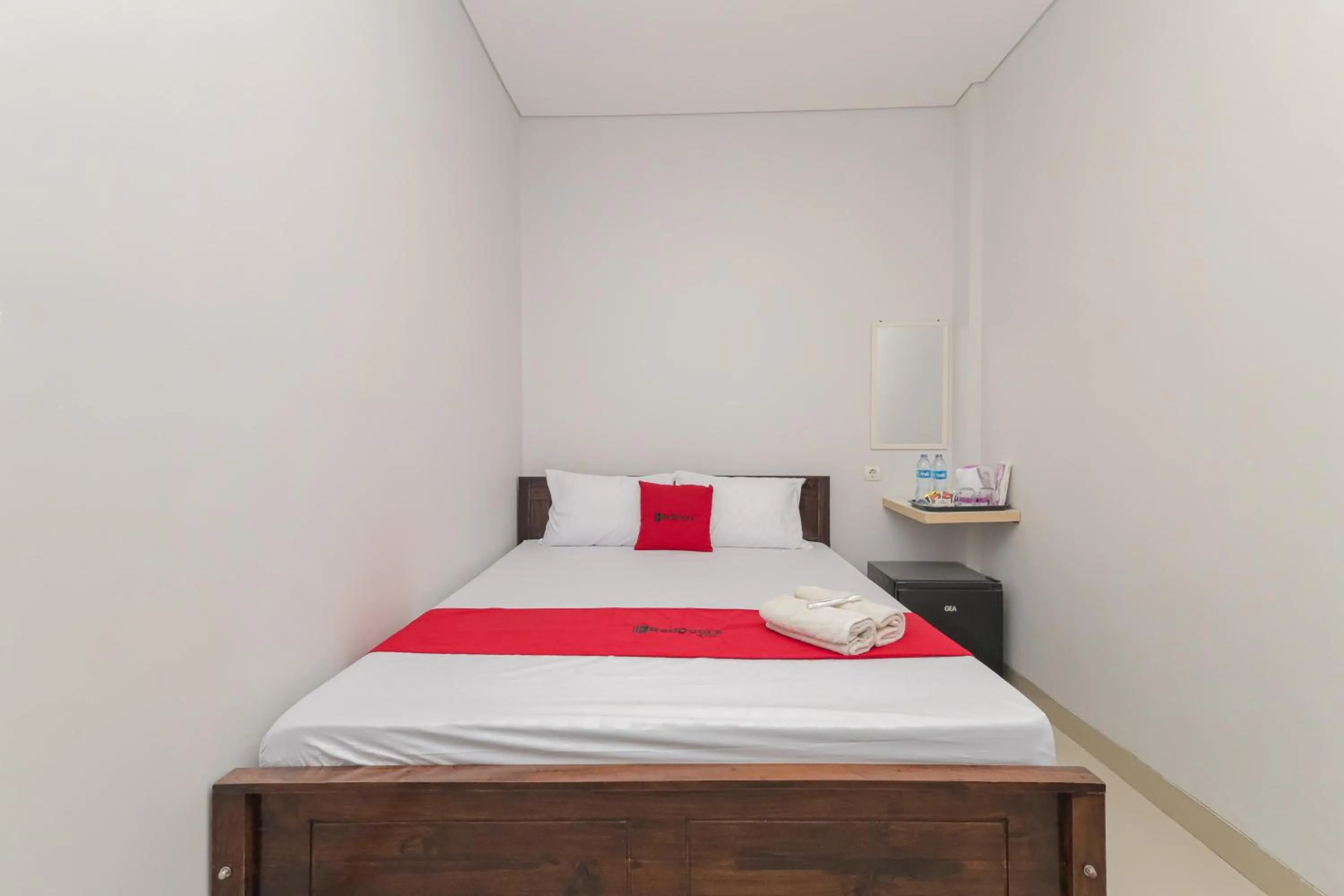 Bedroom, Bed in RedDoorz @ Gedangan Sidoarjo