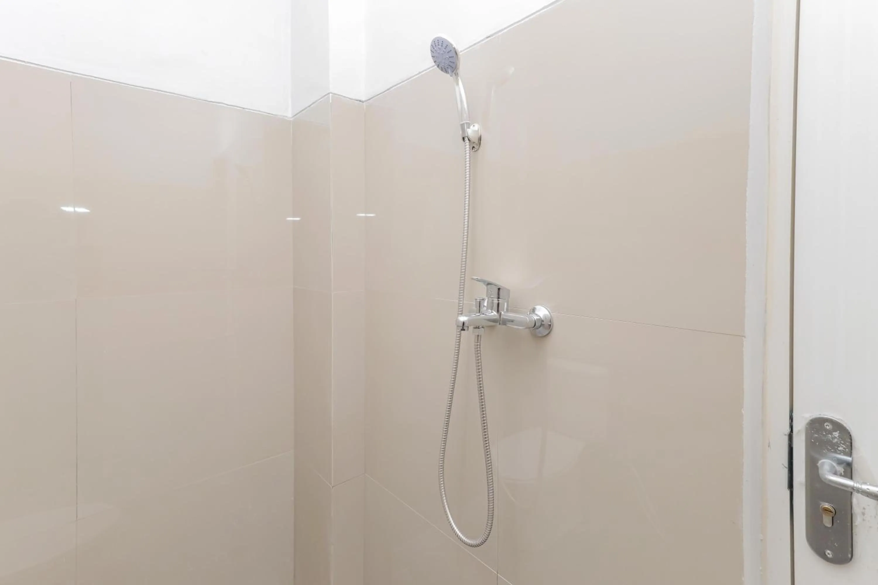 Bathroom in RedDoorz @ Gedangan Sidoarjo