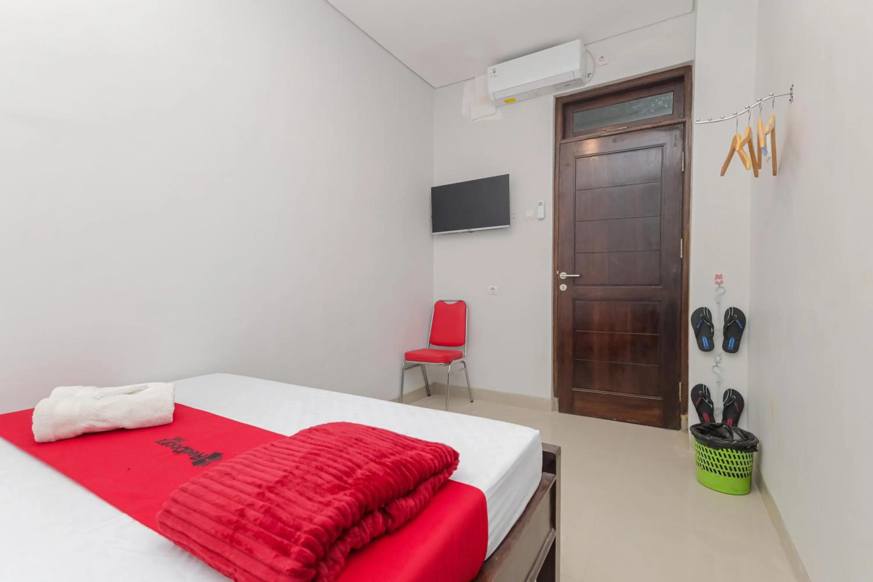 Bedroom, Bed in RedDoorz @ Gedangan Sidoarjo