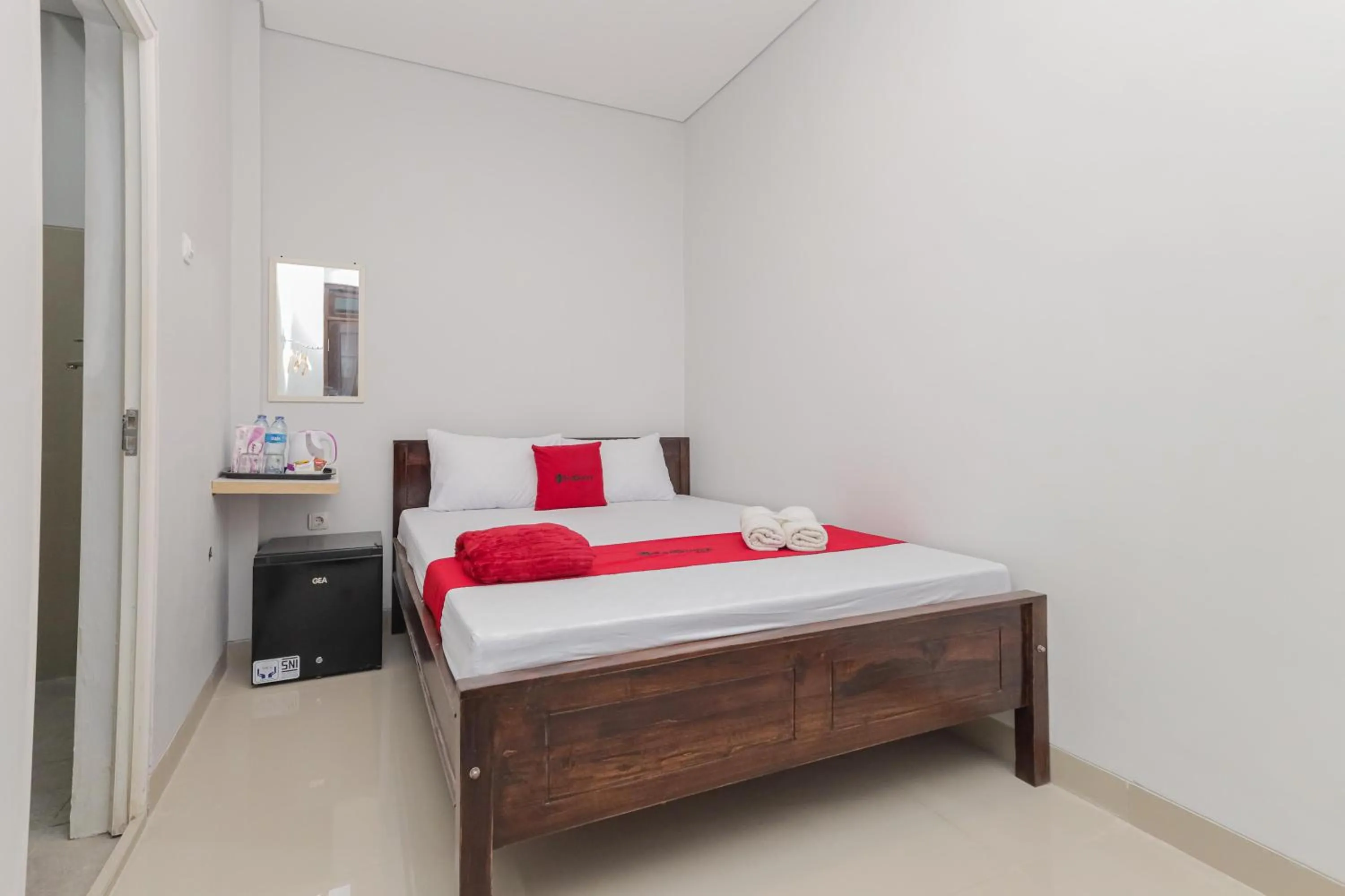 Bedroom, Bed in RedDoorz @ Gedangan Sidoarjo