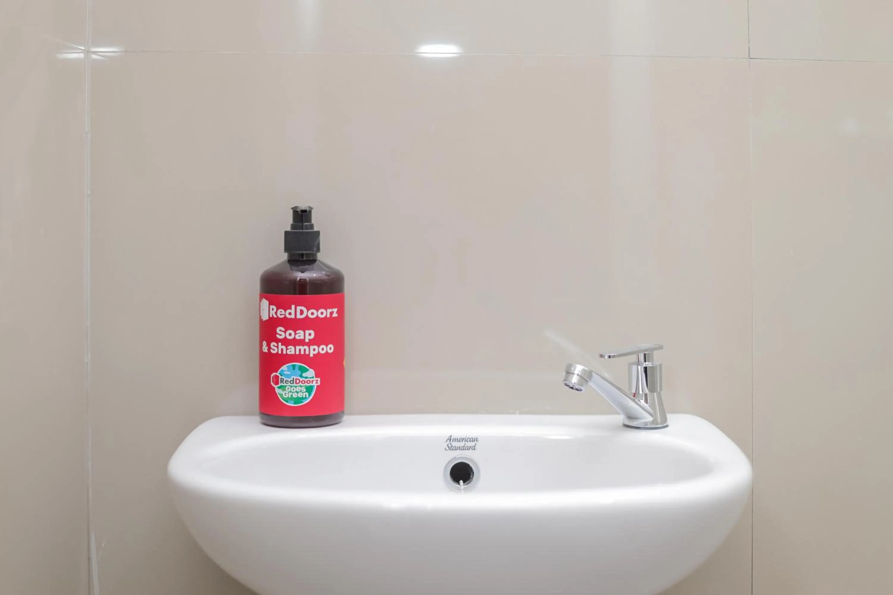 Bathroom in RedDoorz @ Gedangan Sidoarjo