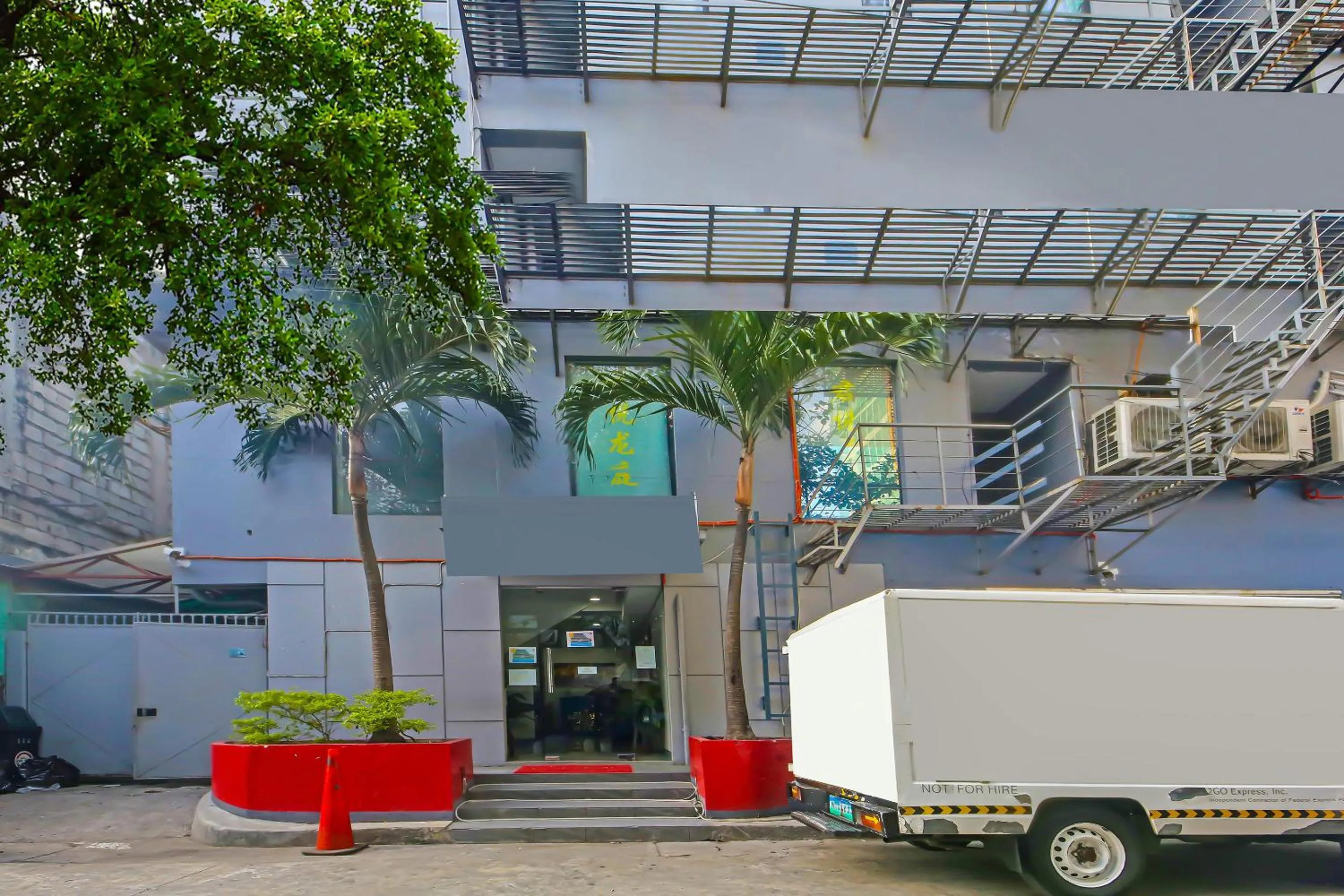 Facade/entrance in Loveness Apartelle