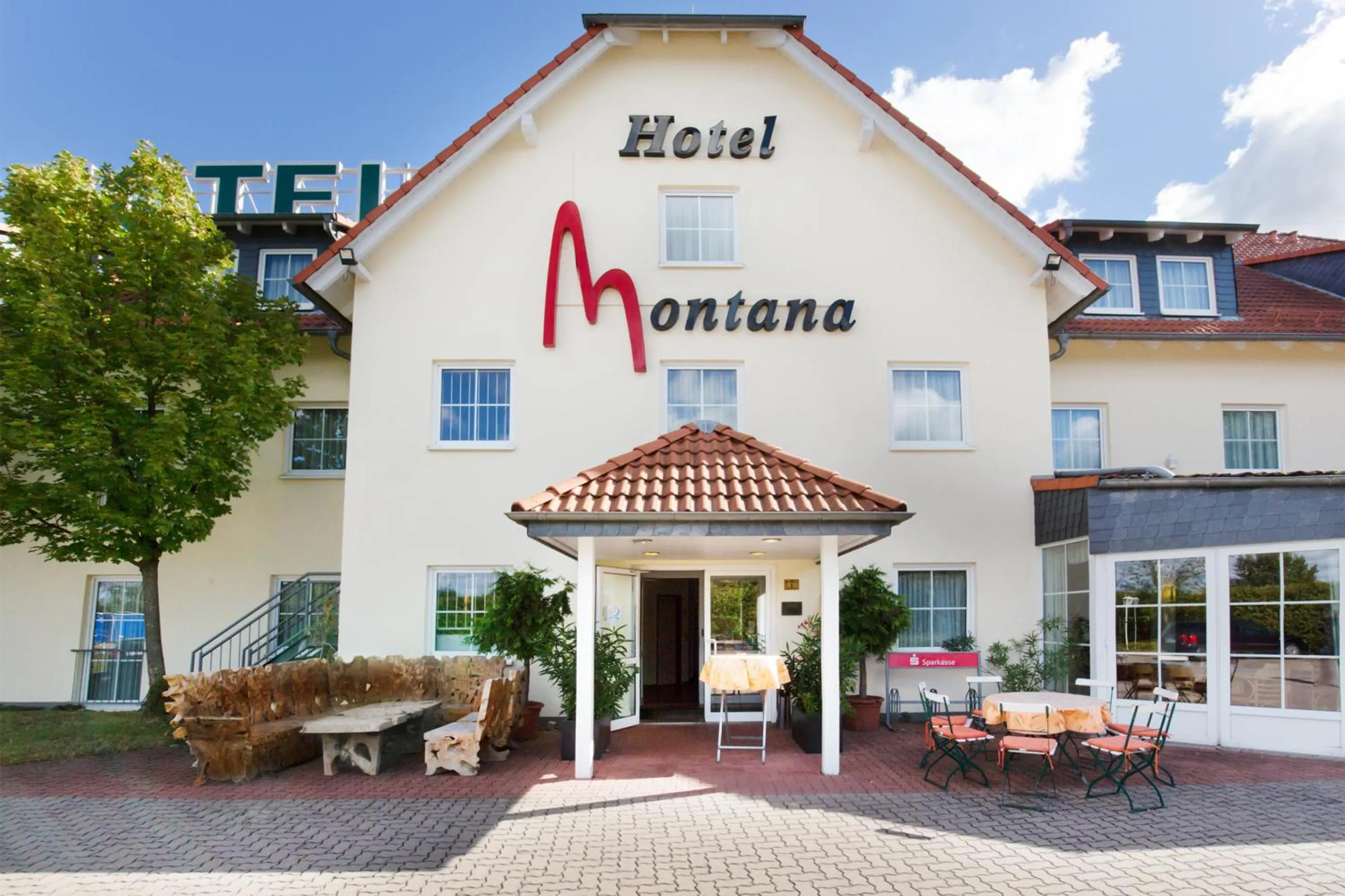 Facade/entrance in Hotel Montana Lauenau