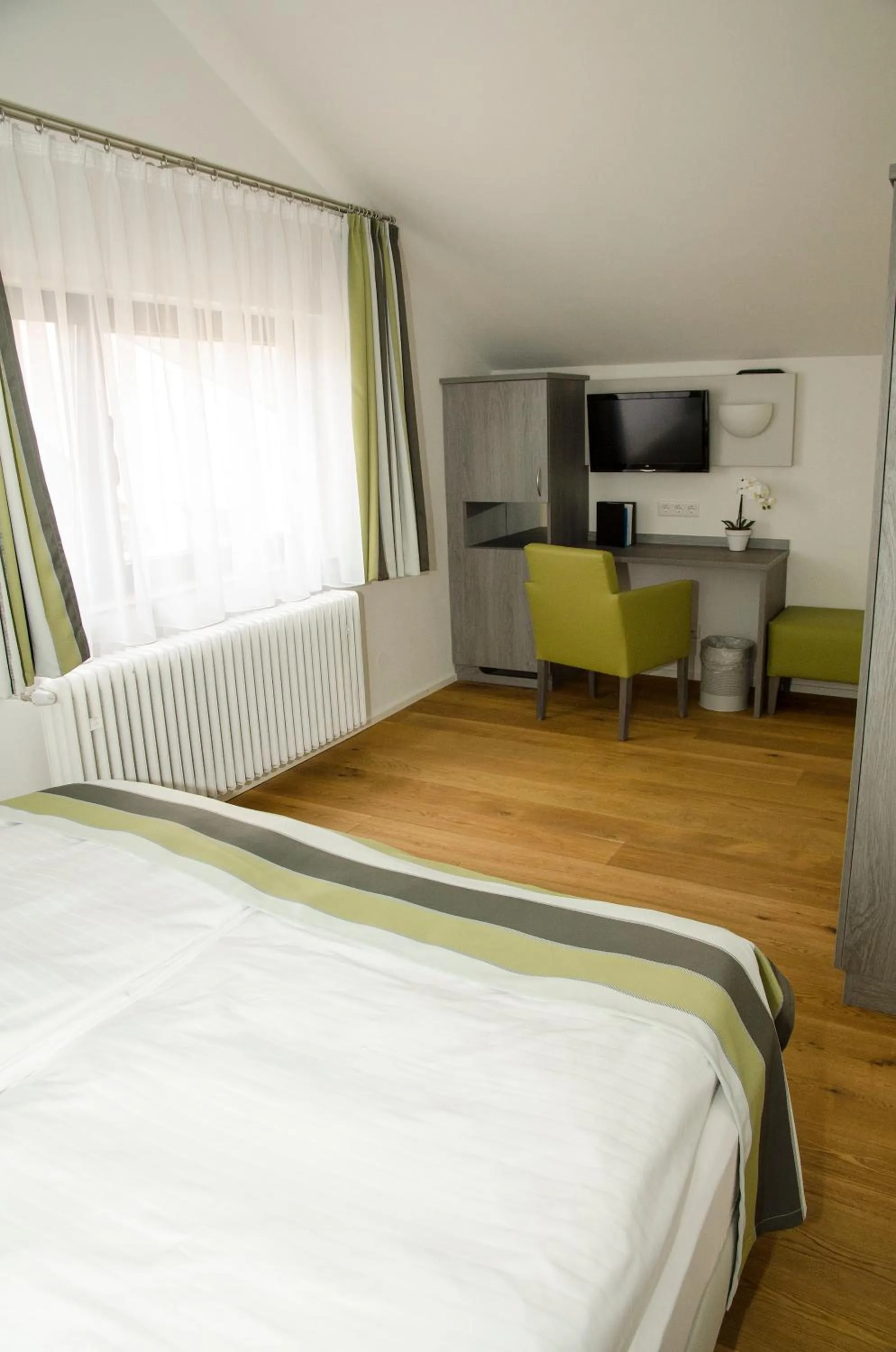 Bedroom, Bed in Hotel am Schloss