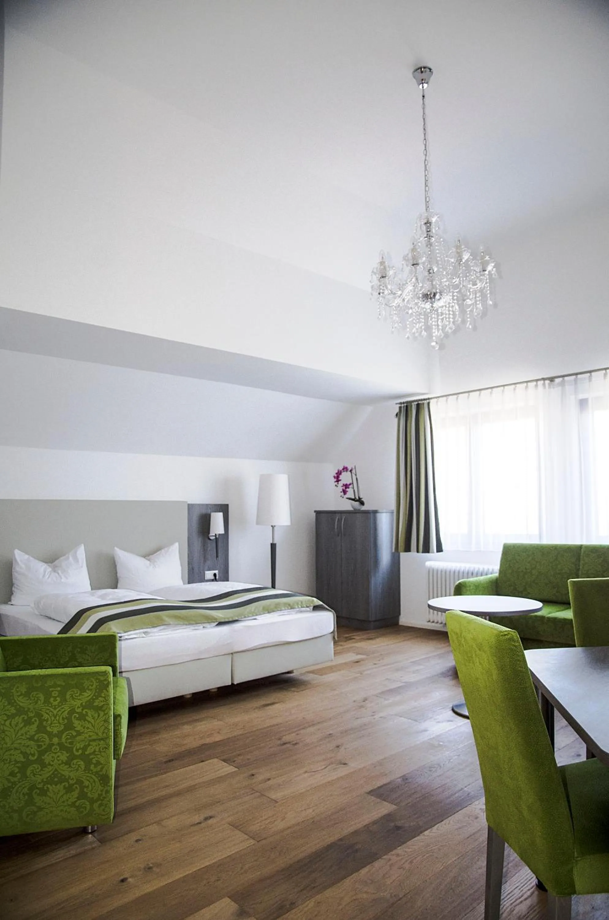 Living room, Bed in Hotel am Schloss