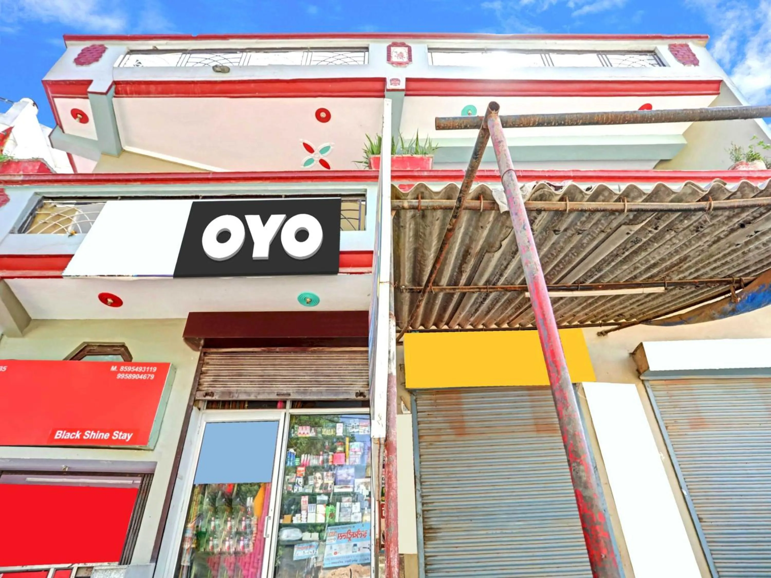 Facade/entrance in Hotel O by OYO Golden Residency