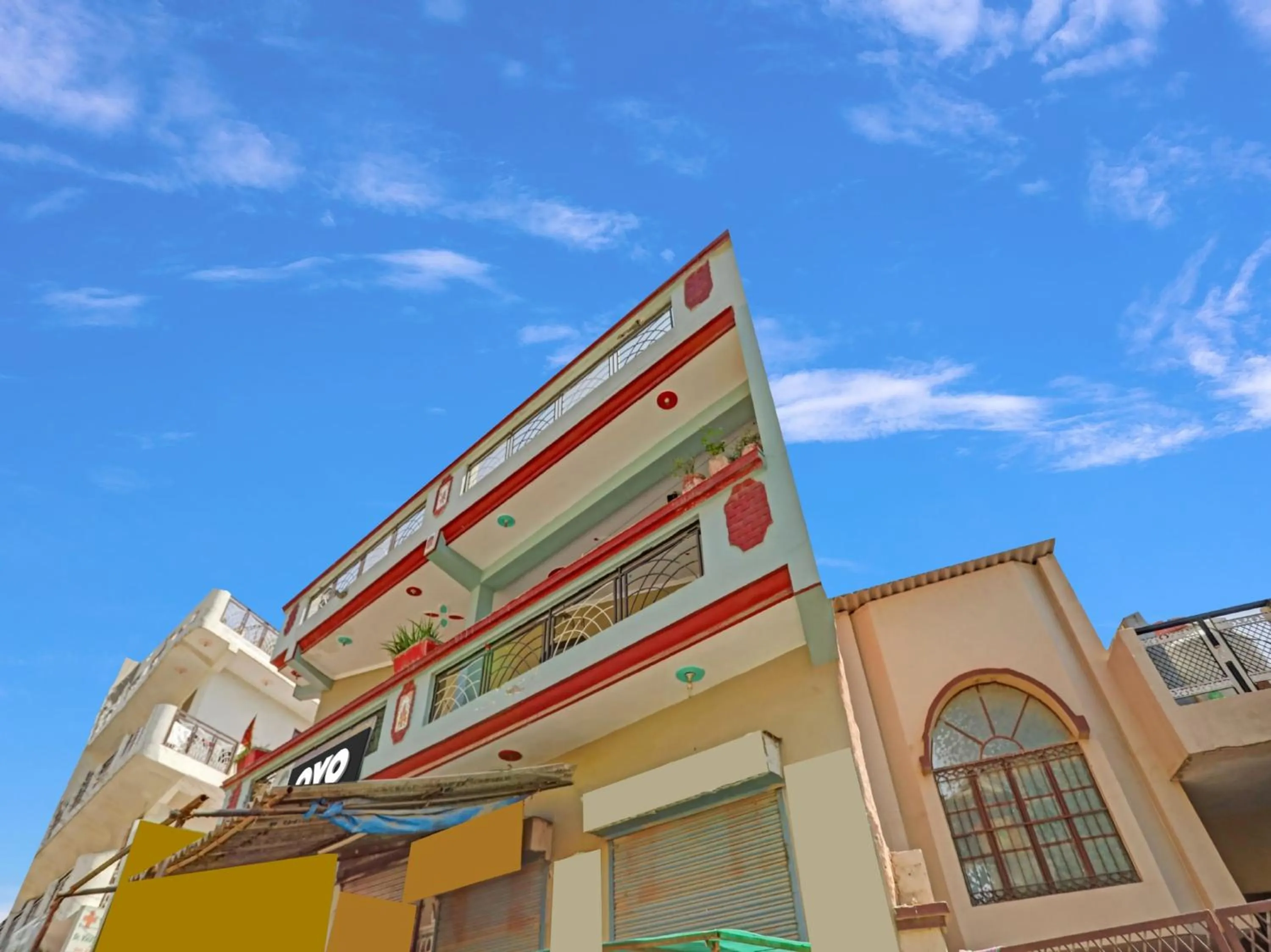 Facade/entrance in Hotel O by OYO Golden Residency