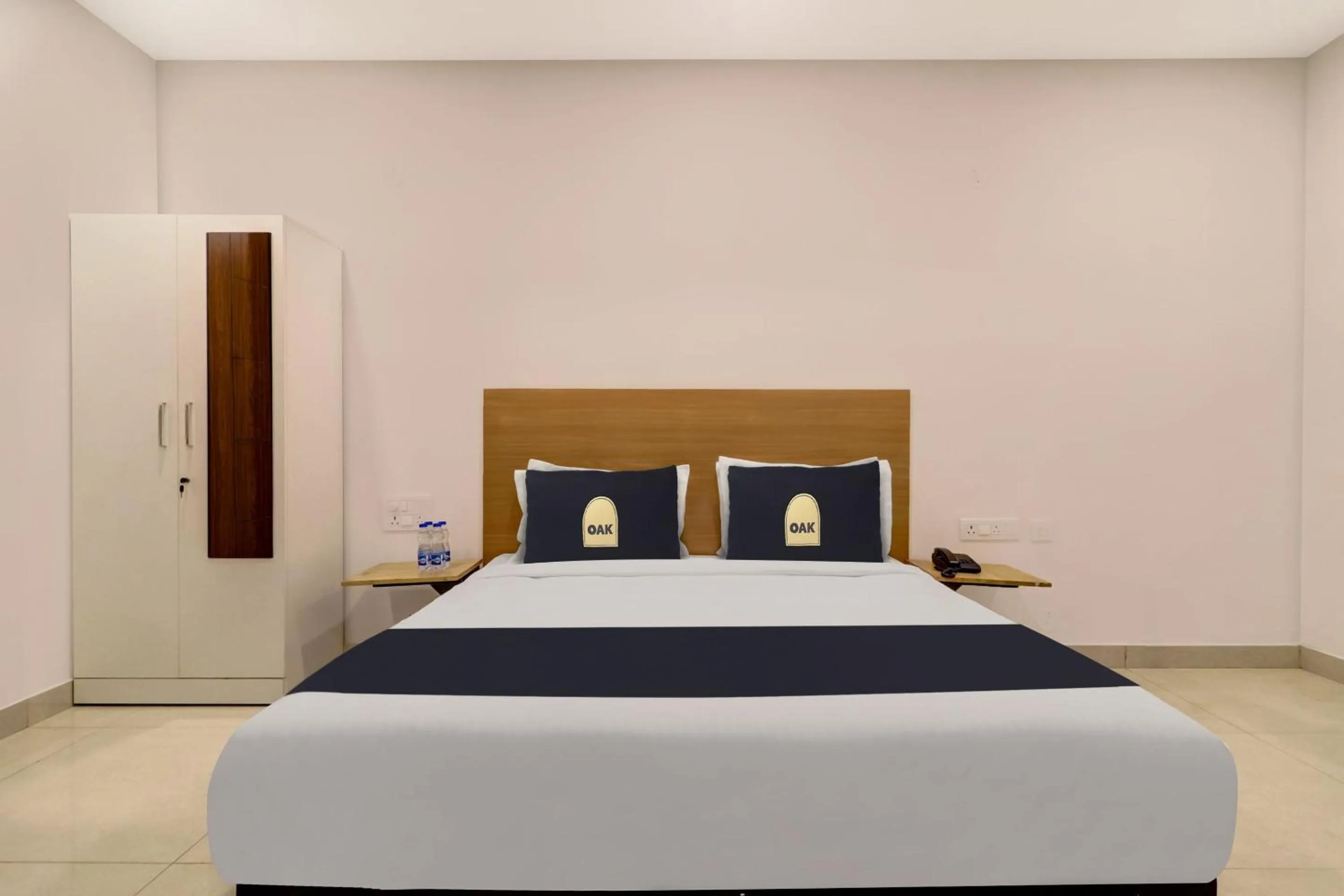 Bedroom, Bed in Townhouse OAK De Alphabet Hotel Bolarum