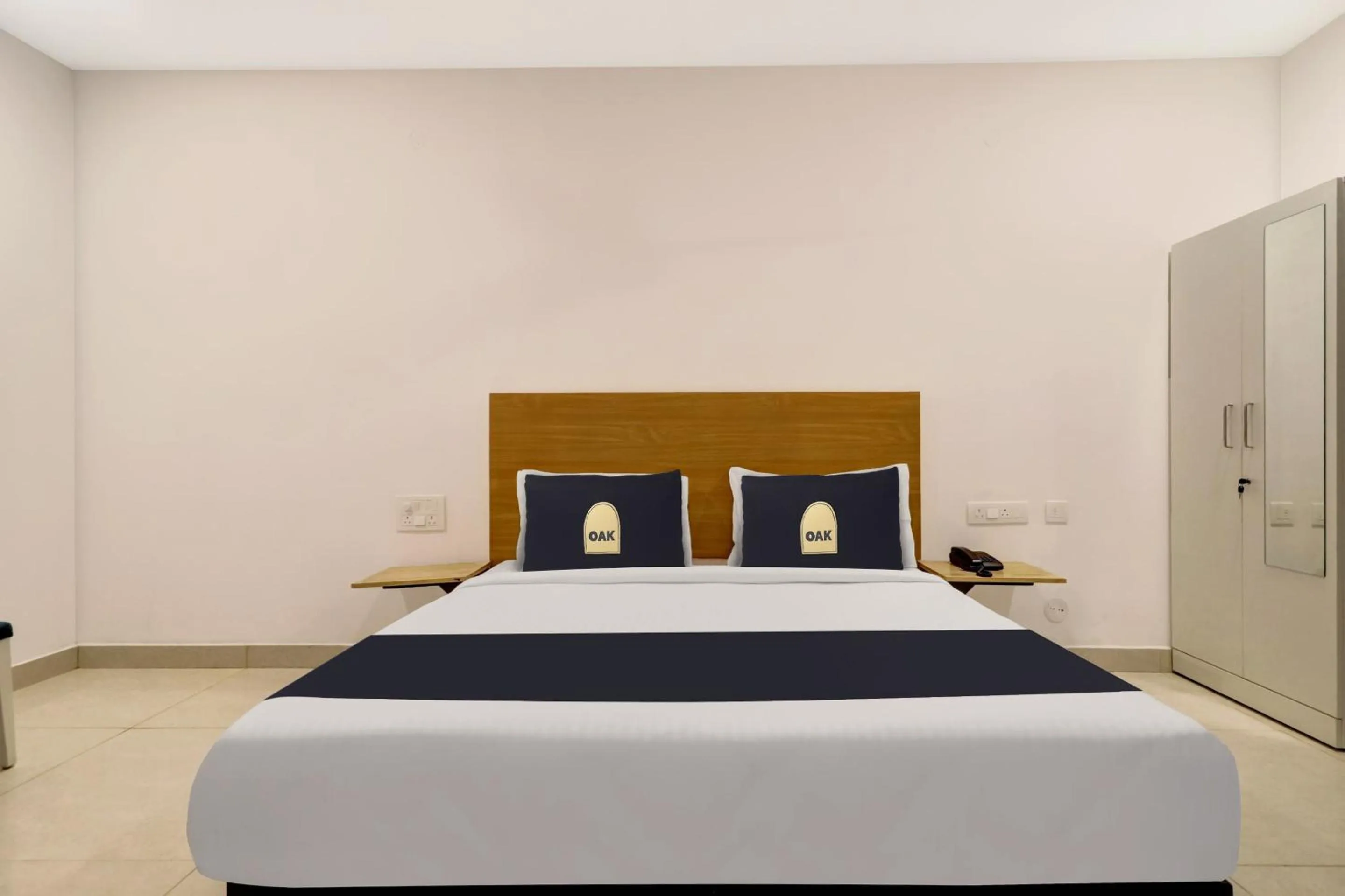 Bedroom, Bed in Townhouse OAK De Alphabet Hotel Bolarum