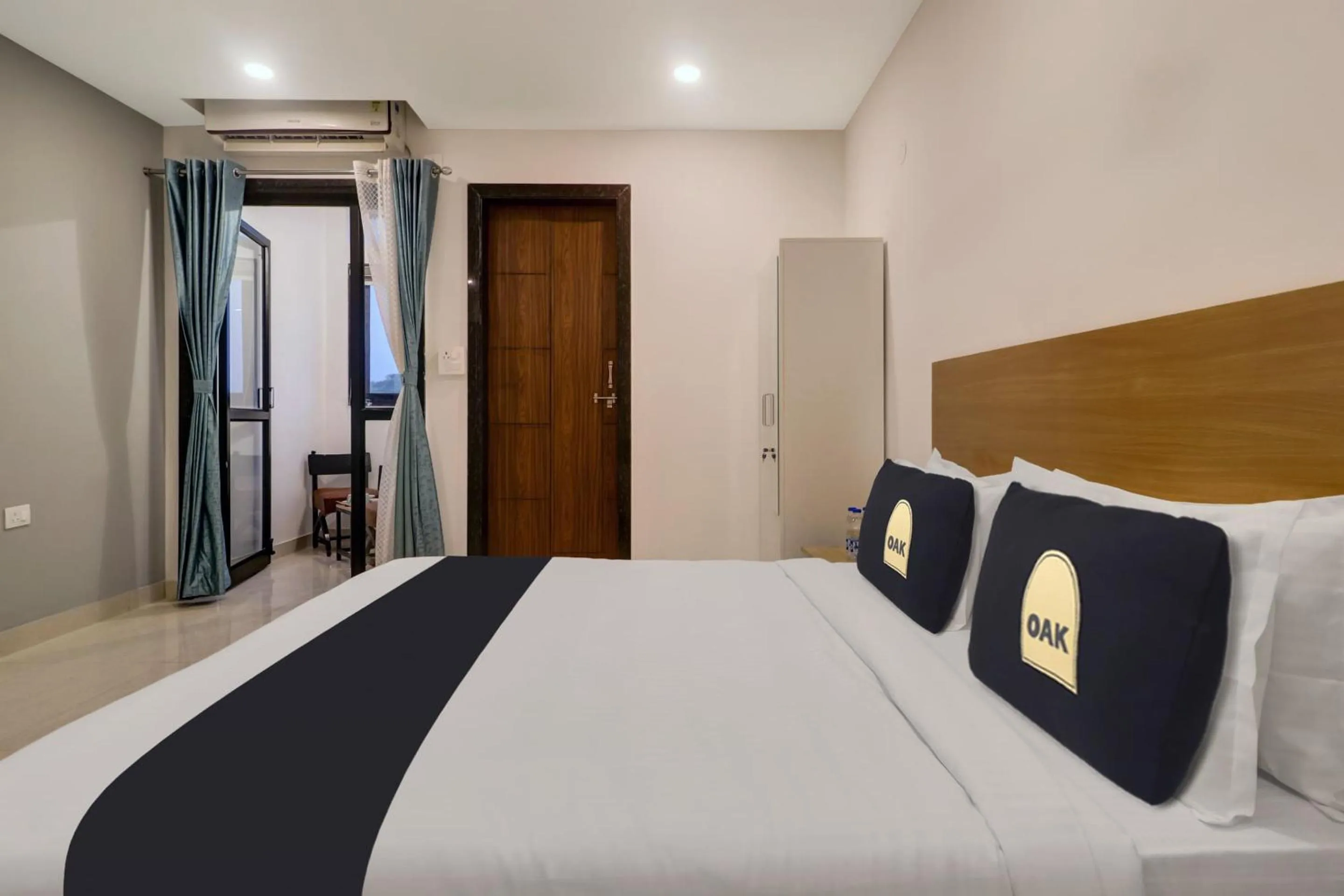 Bedroom, Bed in Townhouse OAK De Alphabet Hotel Bolarum