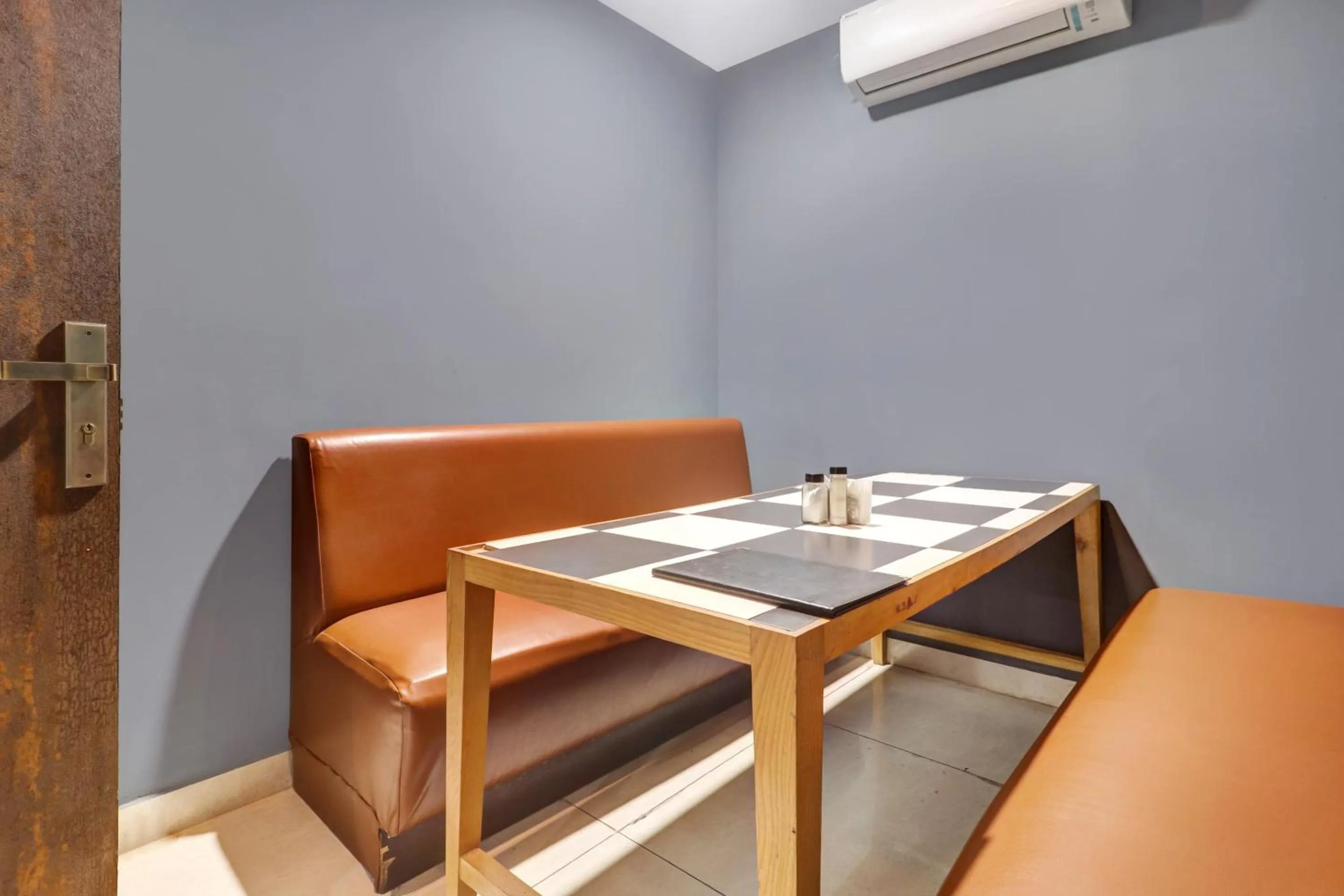 Restaurant/places to eat in Townhouse OAK De Alphabet Hotel Bolarum