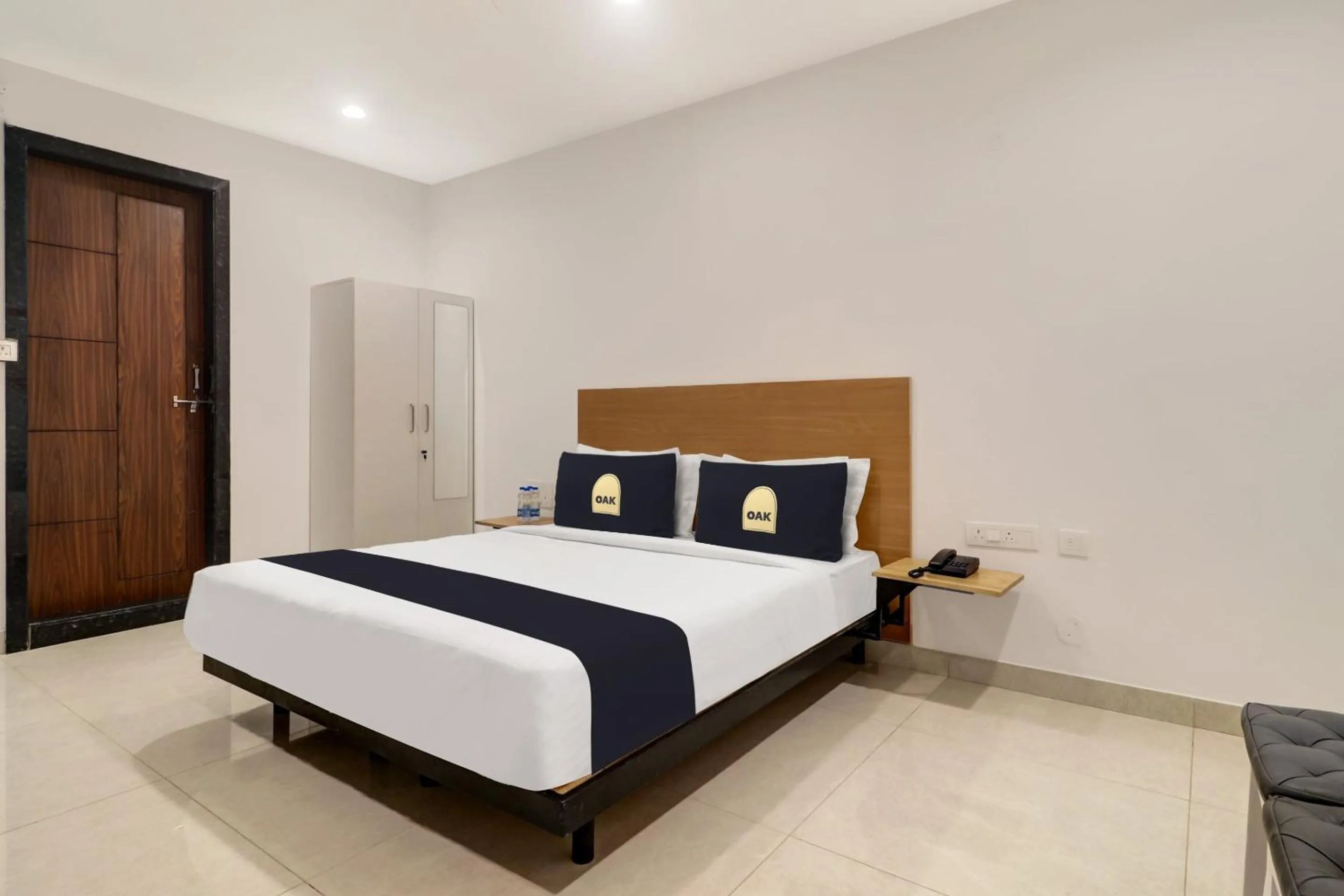 Bedroom, Bed in Townhouse OAK De Alphabet Hotel Bolarum