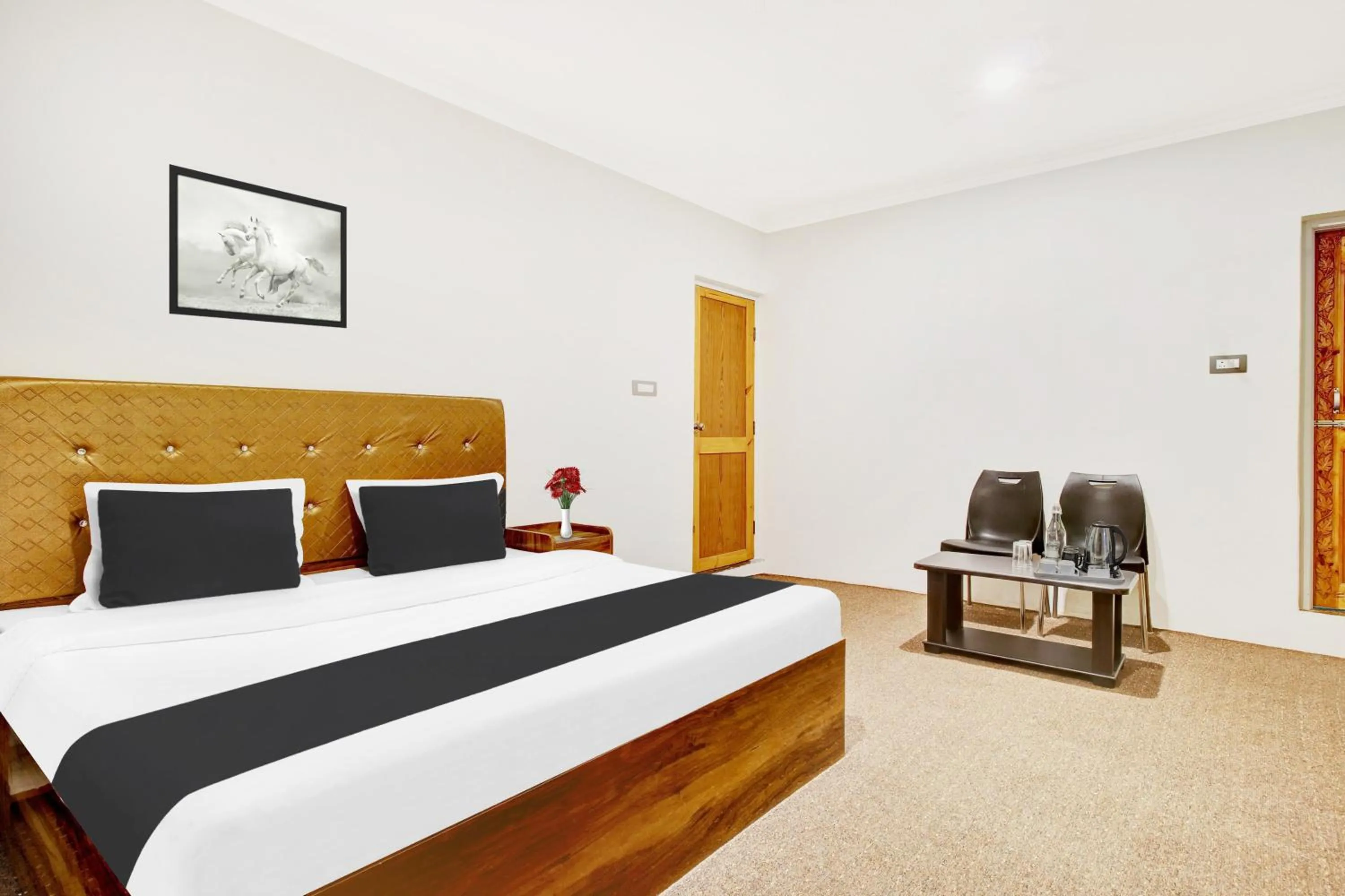 Bedroom, Bed in Collection O Dal Lake