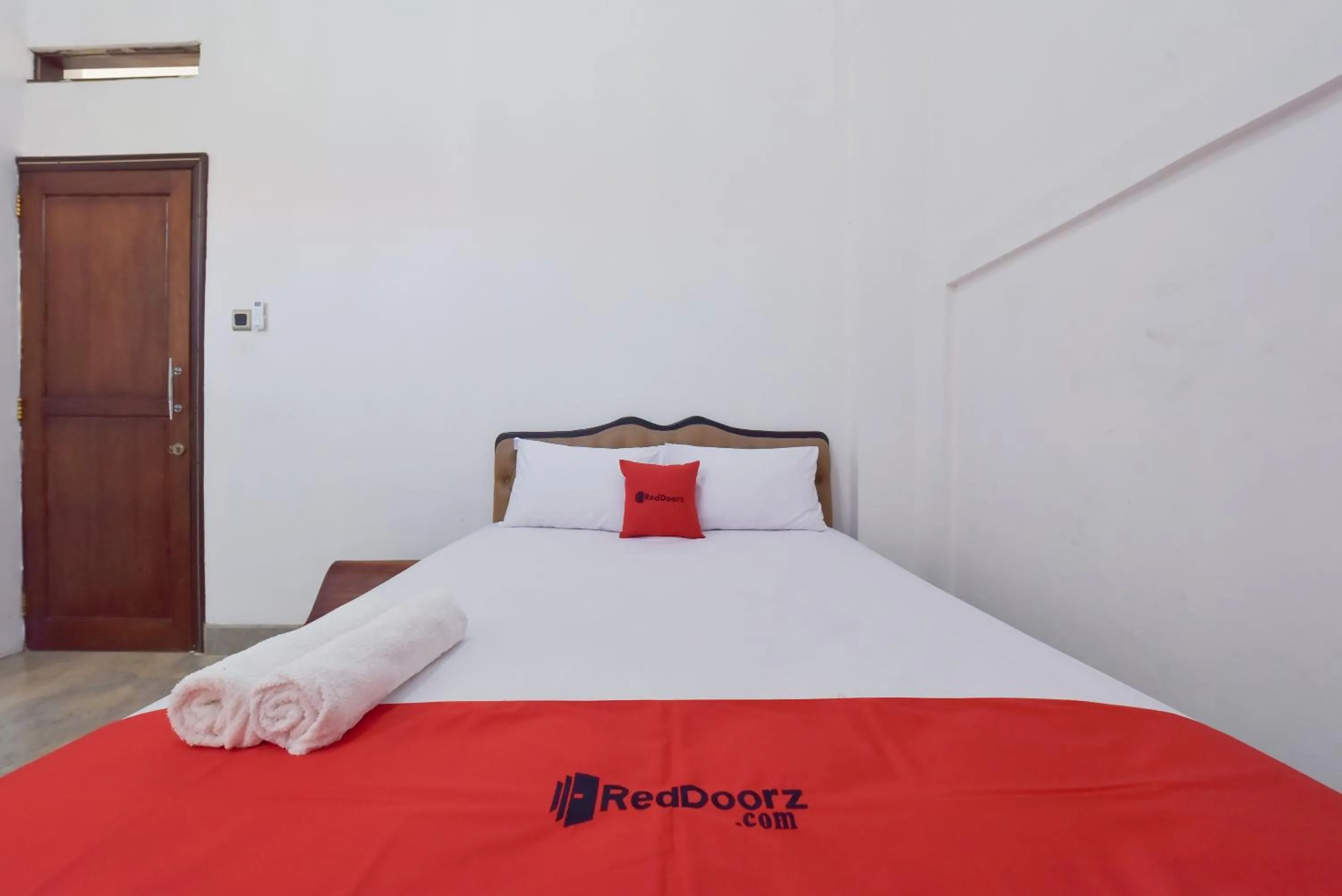 Bedroom, Bed in RedDoorz Syariah near Dago Pakar 2