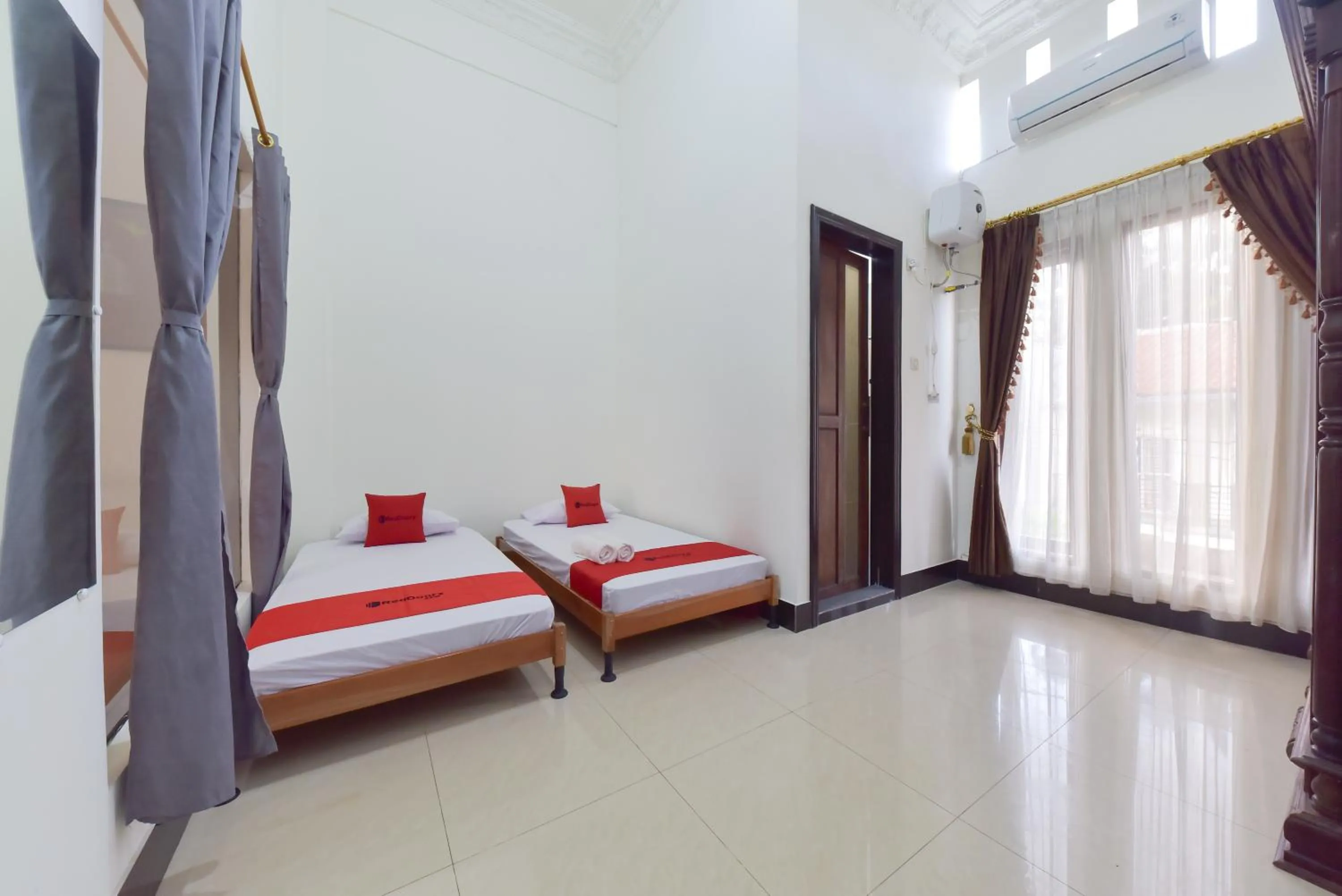 Bedroom, Bed in RedDoorz Syariah near Dago Pakar 2