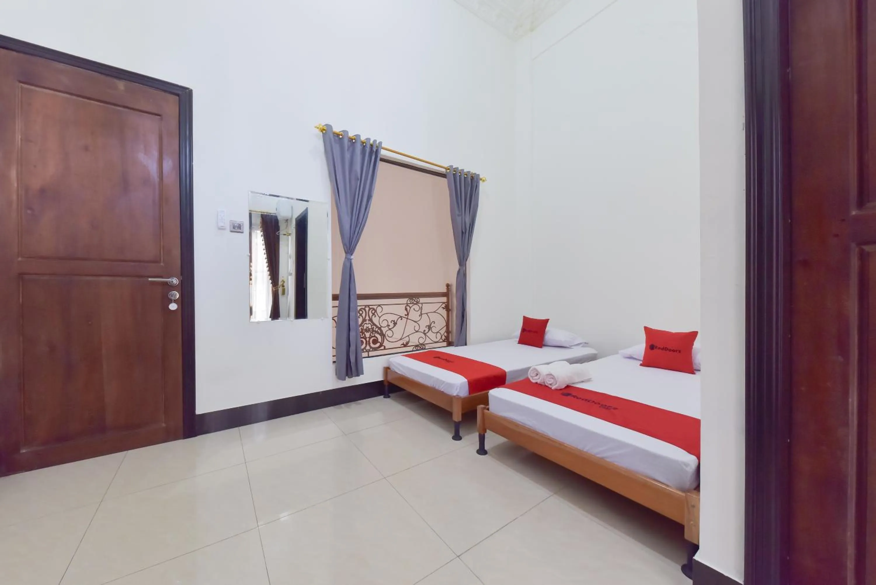 Bedroom, Bed in RedDoorz Syariah near Dago Pakar 2