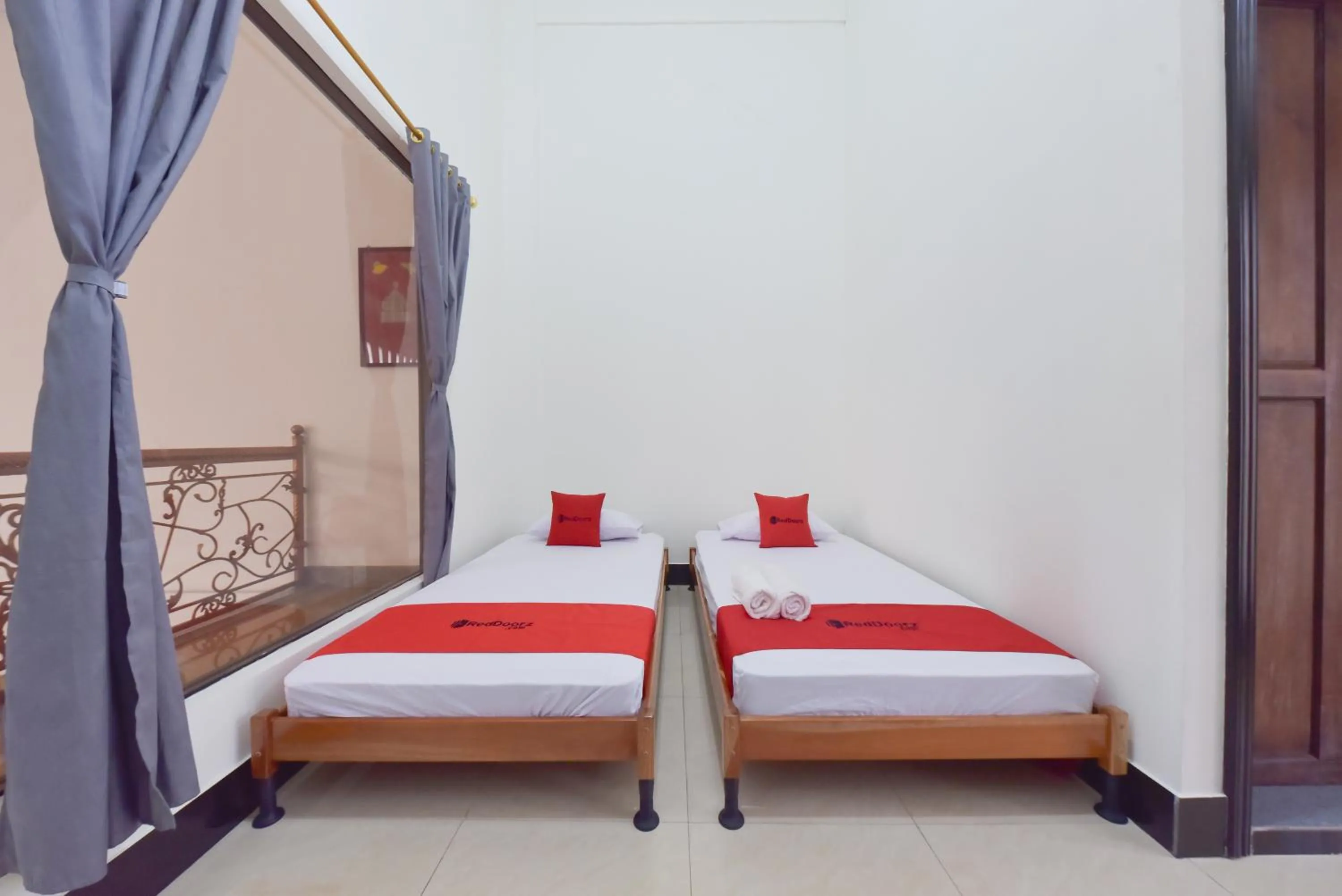 Bedroom, Bed in RedDoorz Syariah near Dago Pakar 2