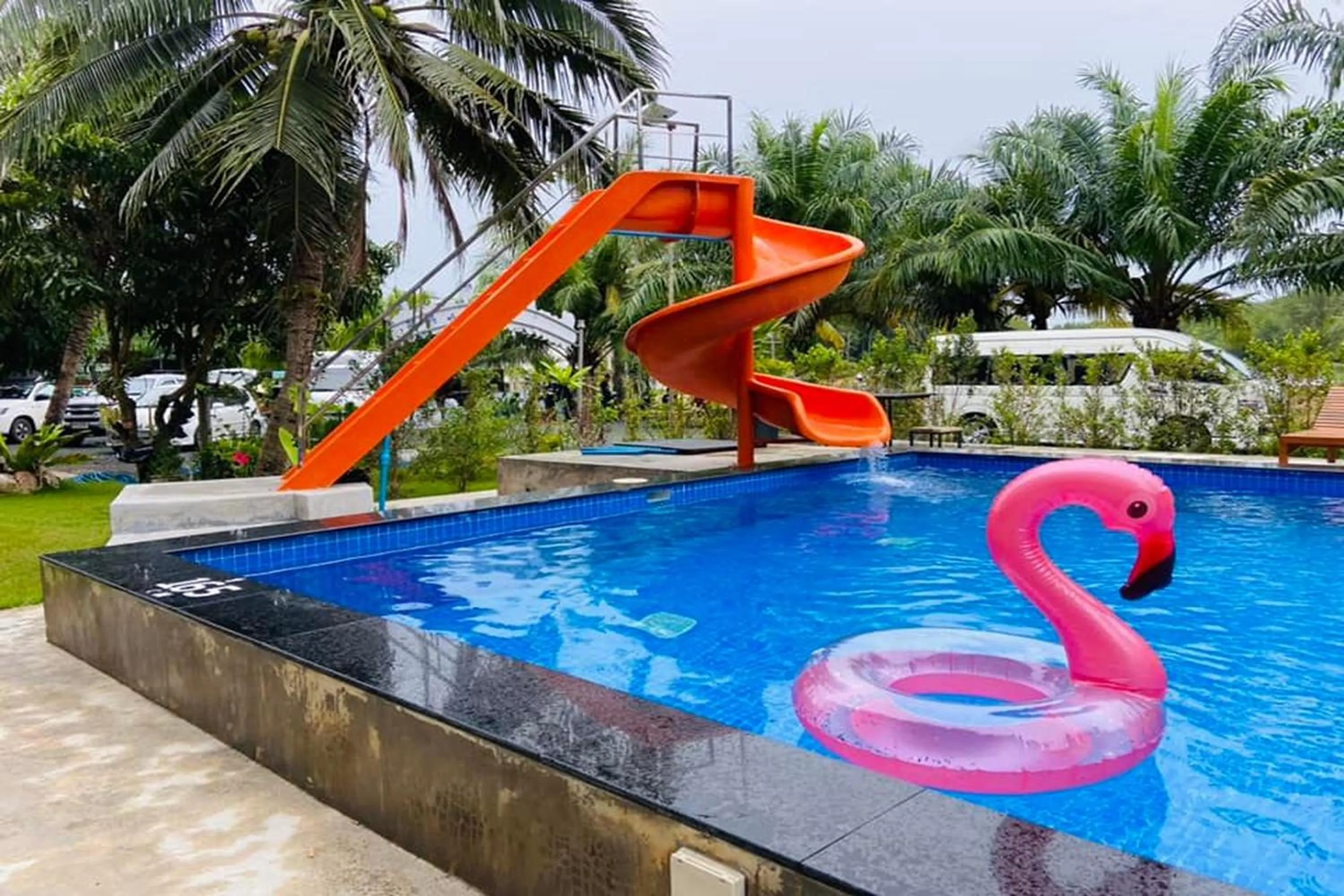 Swimming pool in Chanpailin Omarzaa