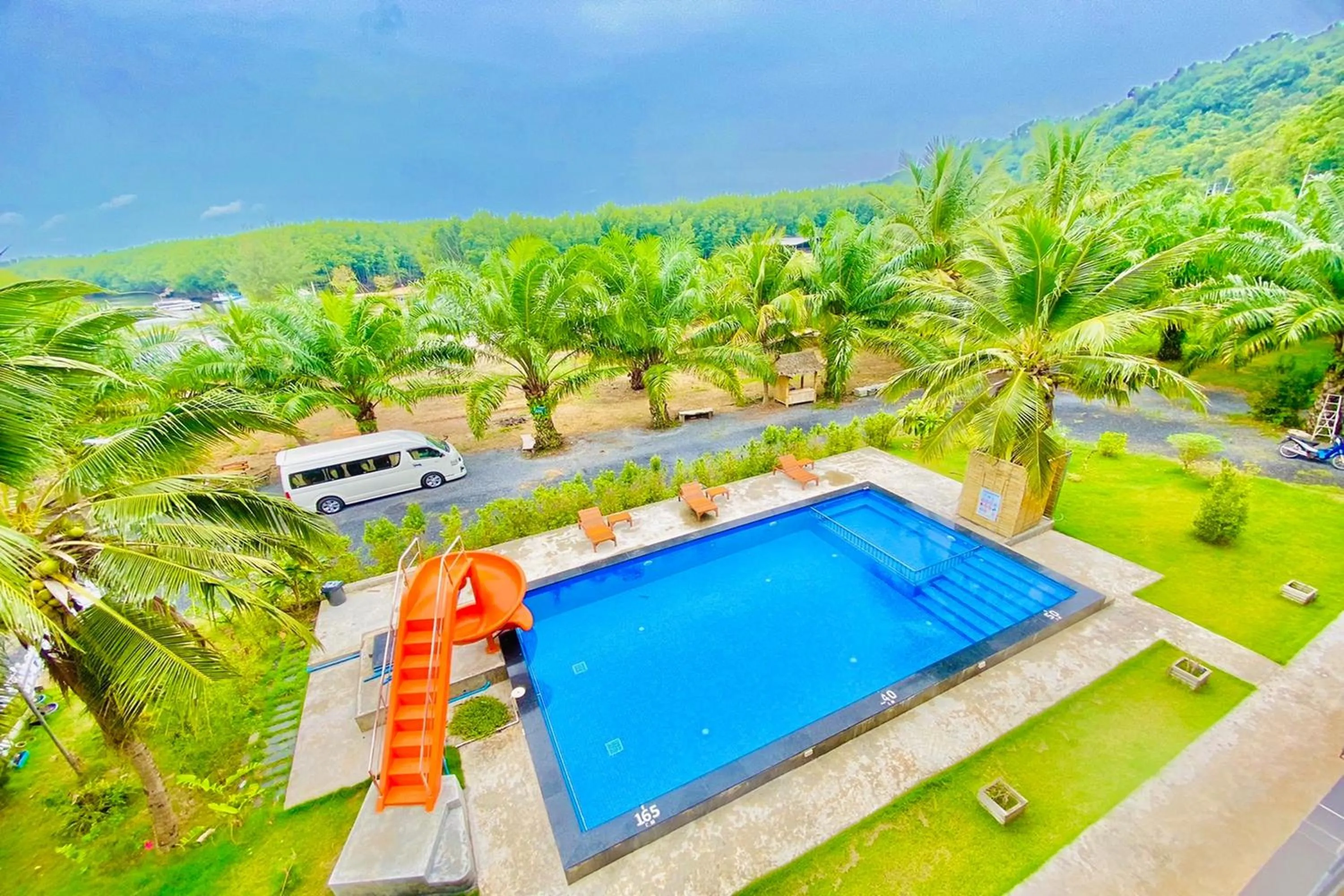 Swimming pool in Chanpailin Omarzaa