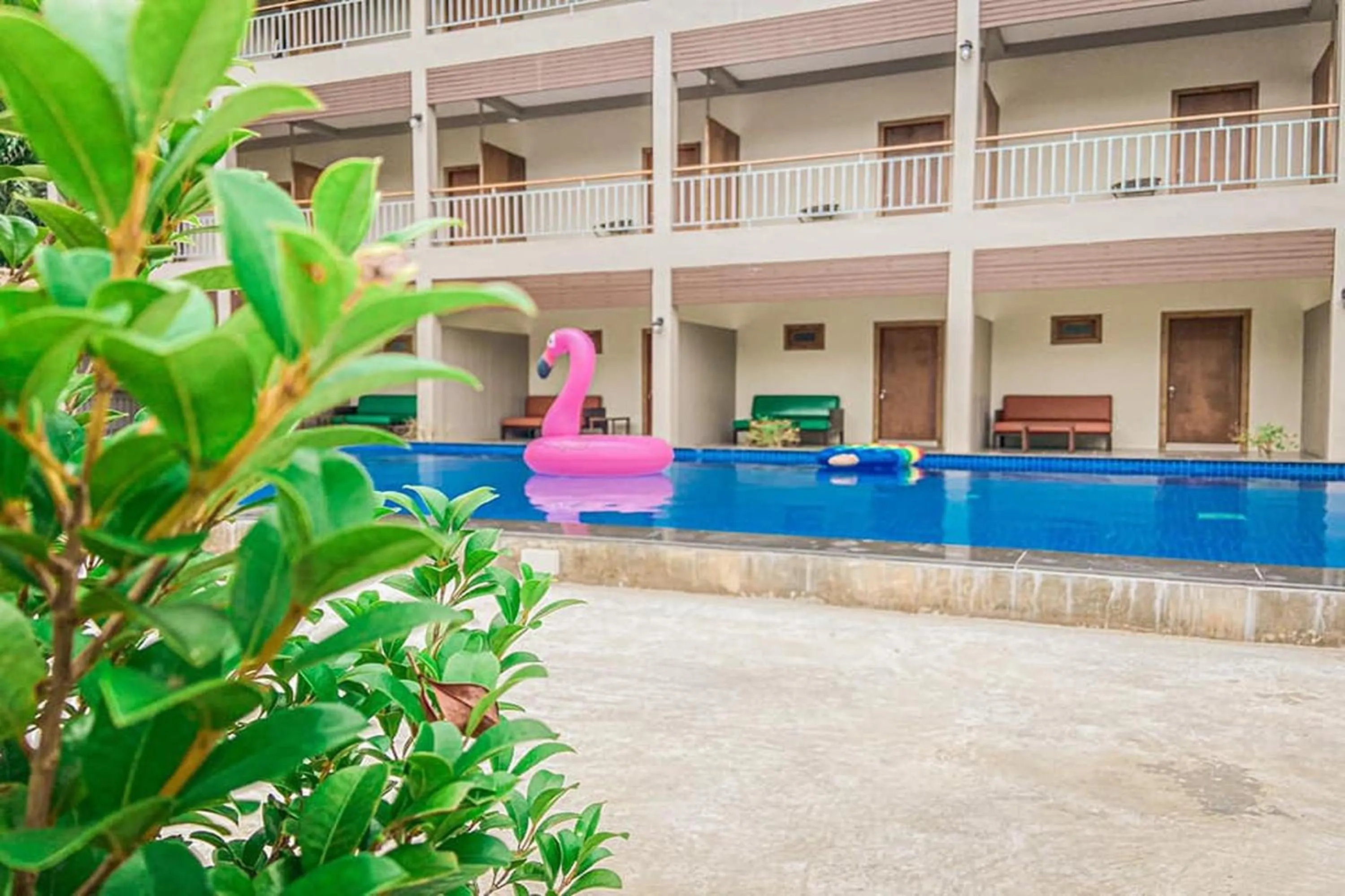 Swimming pool in Chanpailin Omarzaa