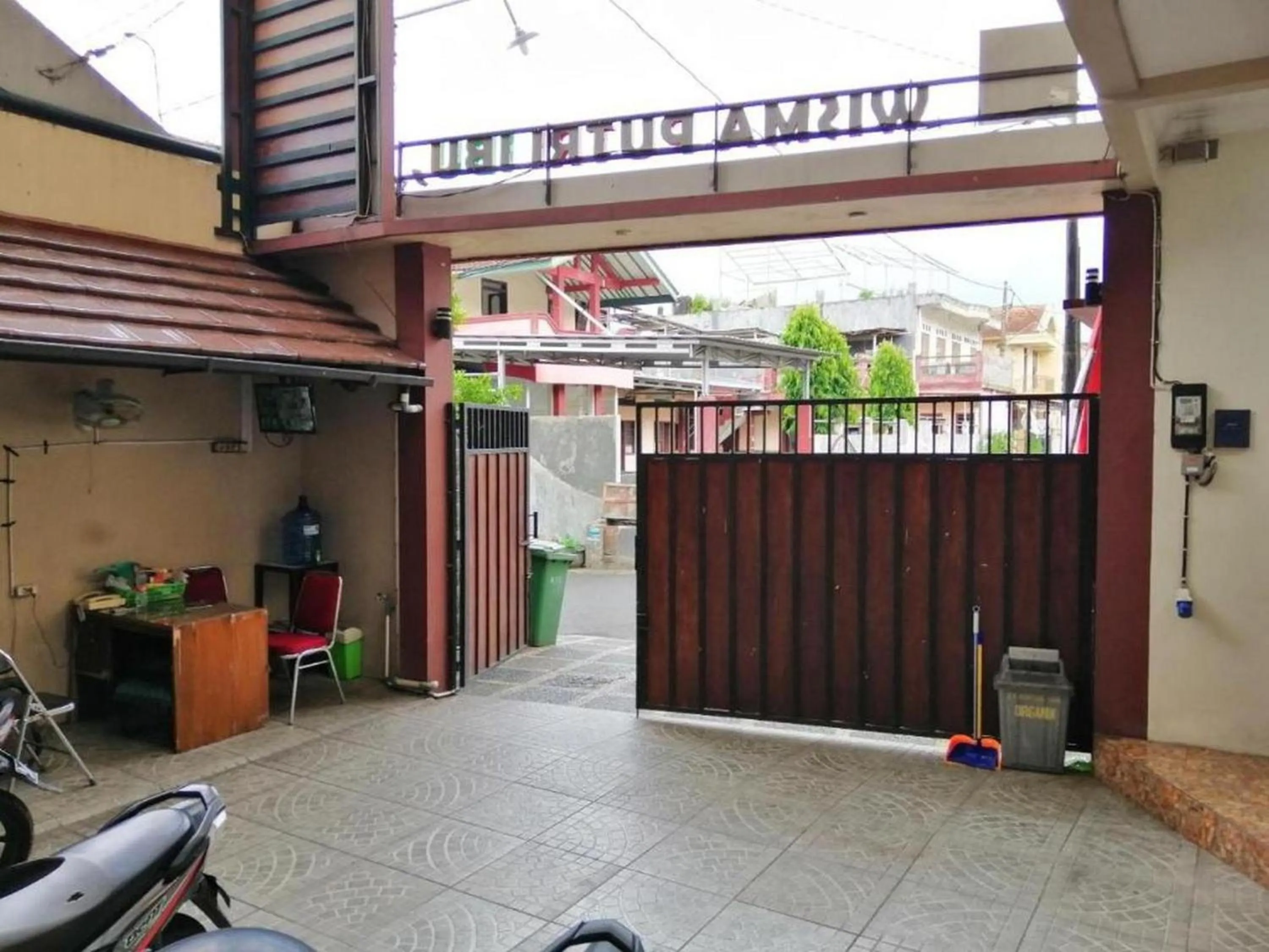 Property building in De Homestay Mitra RedDoorz Bitung