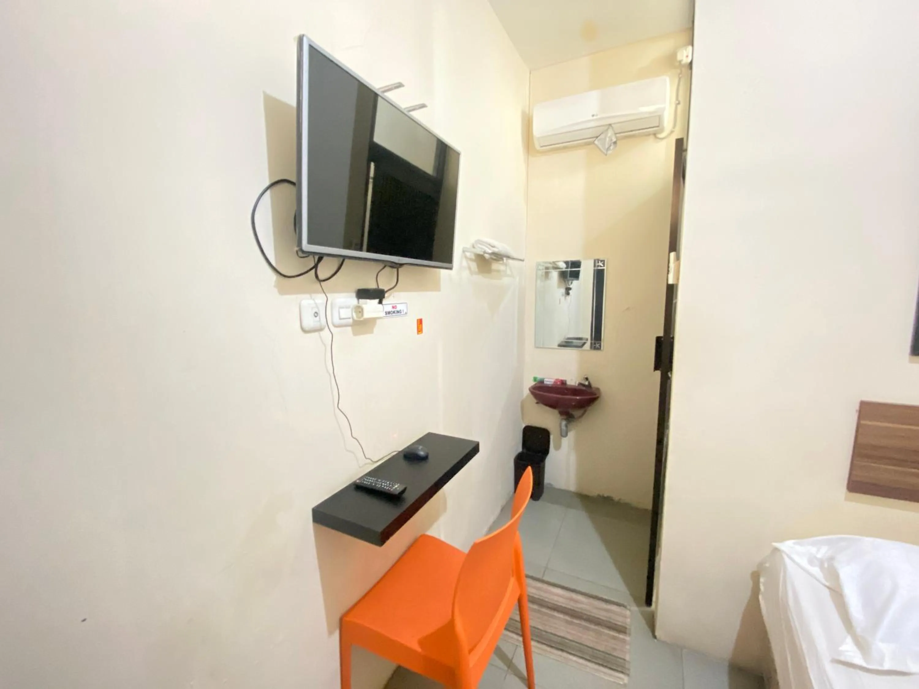 TV and multimedia in De Homestay Mitra RedDoorz Bitung