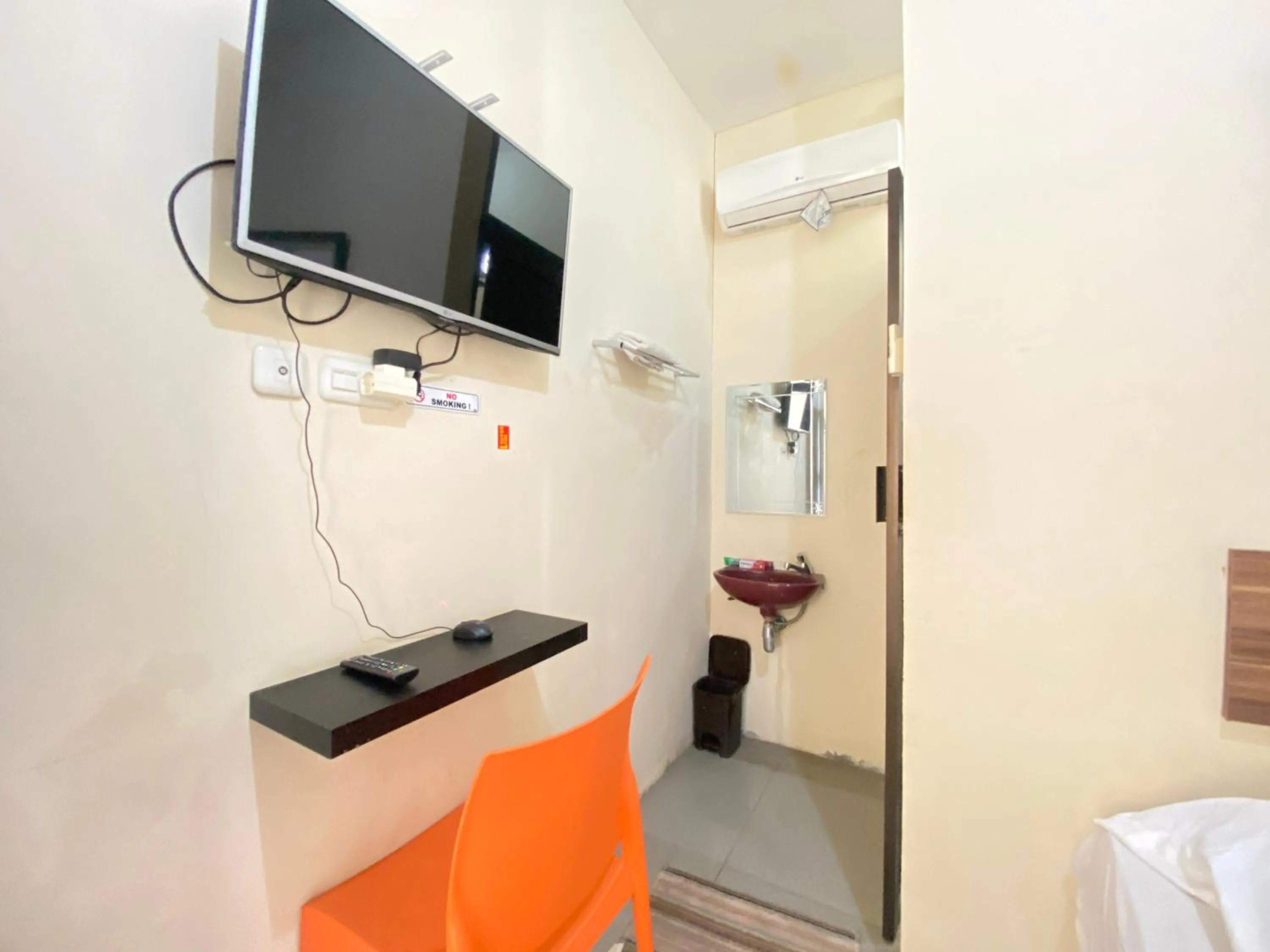 Bedroom in De Homestay Mitra RedDoorz Bitung