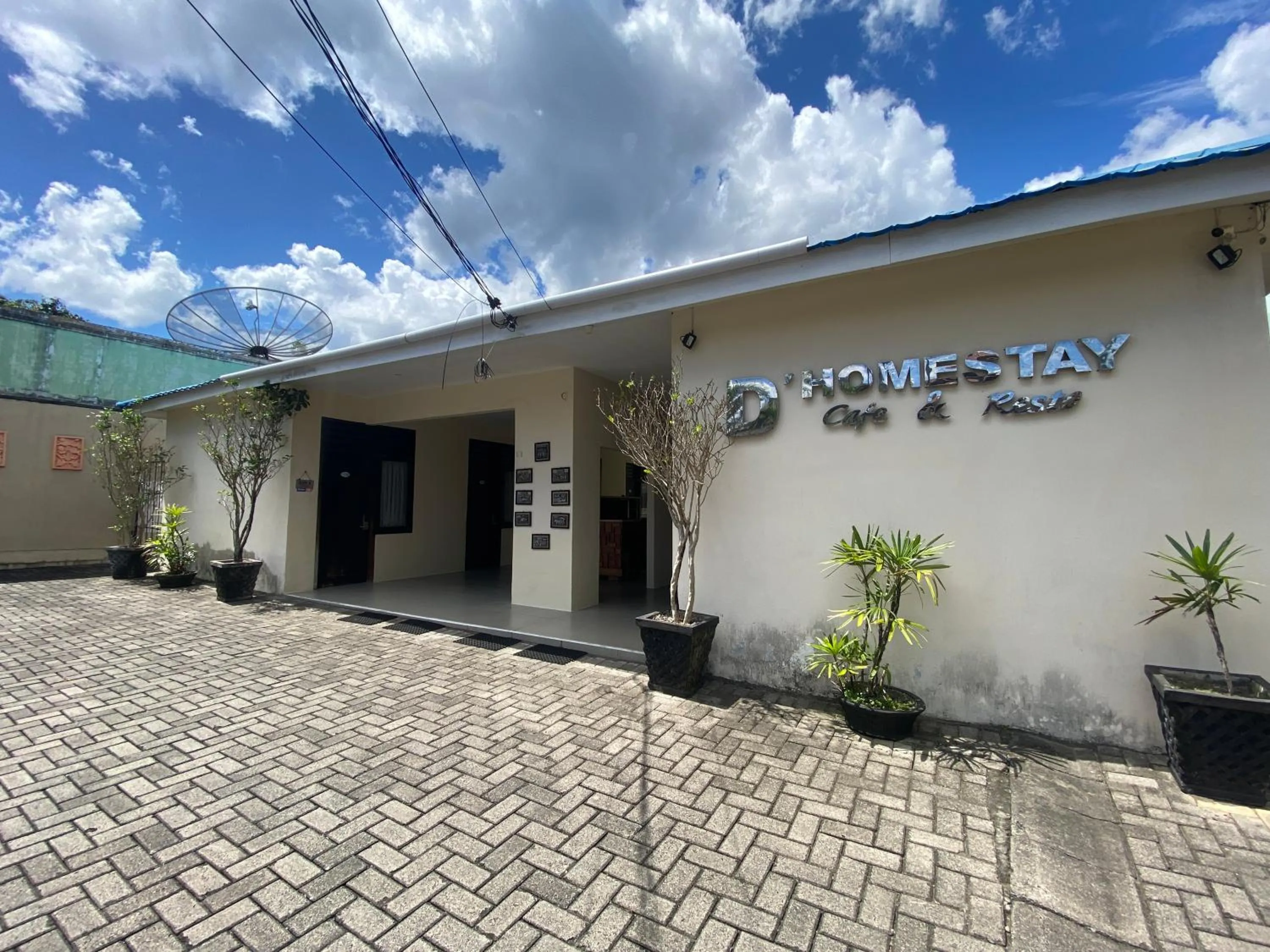 Property building in De Homestay Mitra RedDoorz Bitung