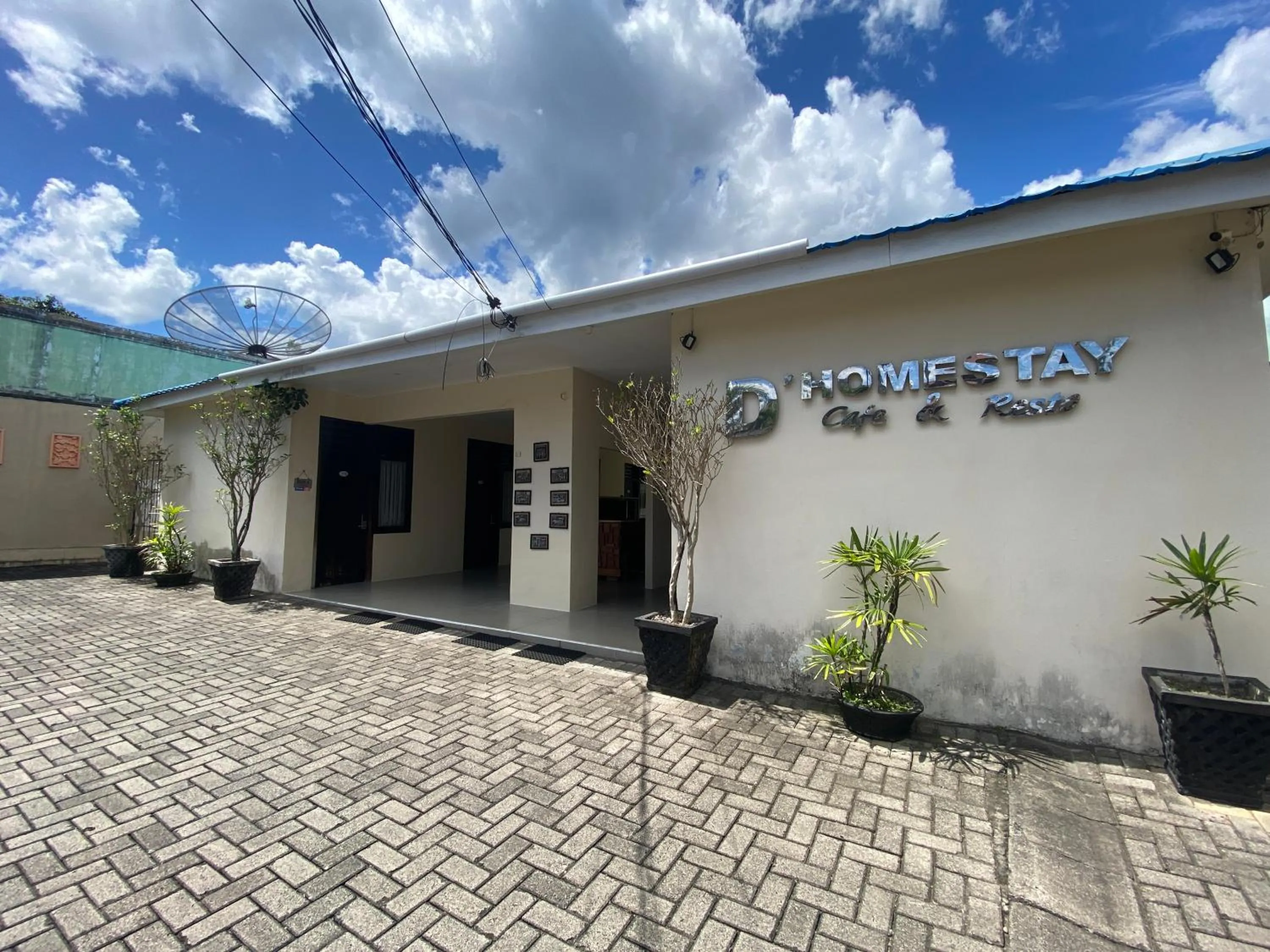 Property building in De Homestay Mitra RedDoorz Bitung