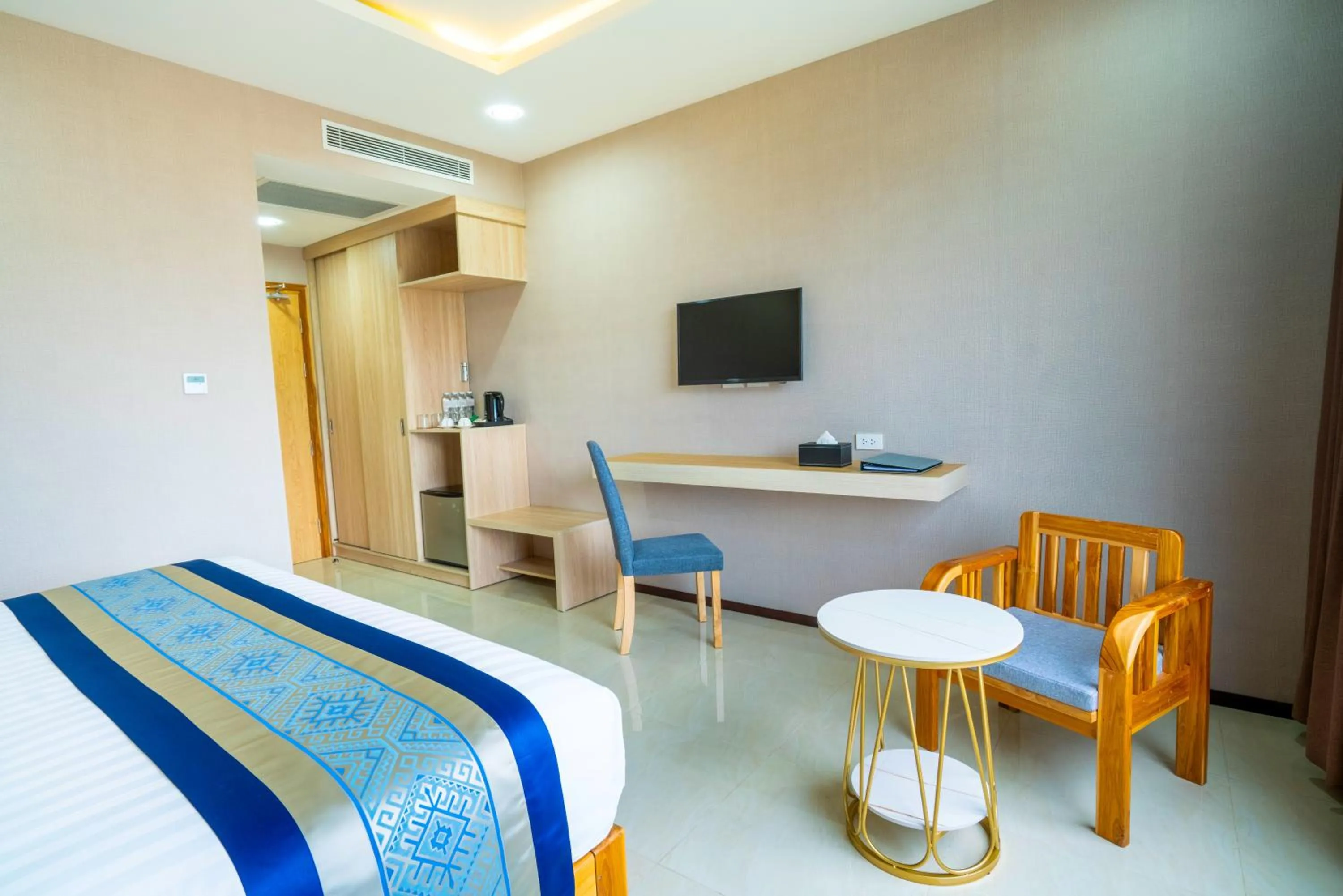 Communal lounge/ TV room, Bed in S Vangvieng Boutique Hotel