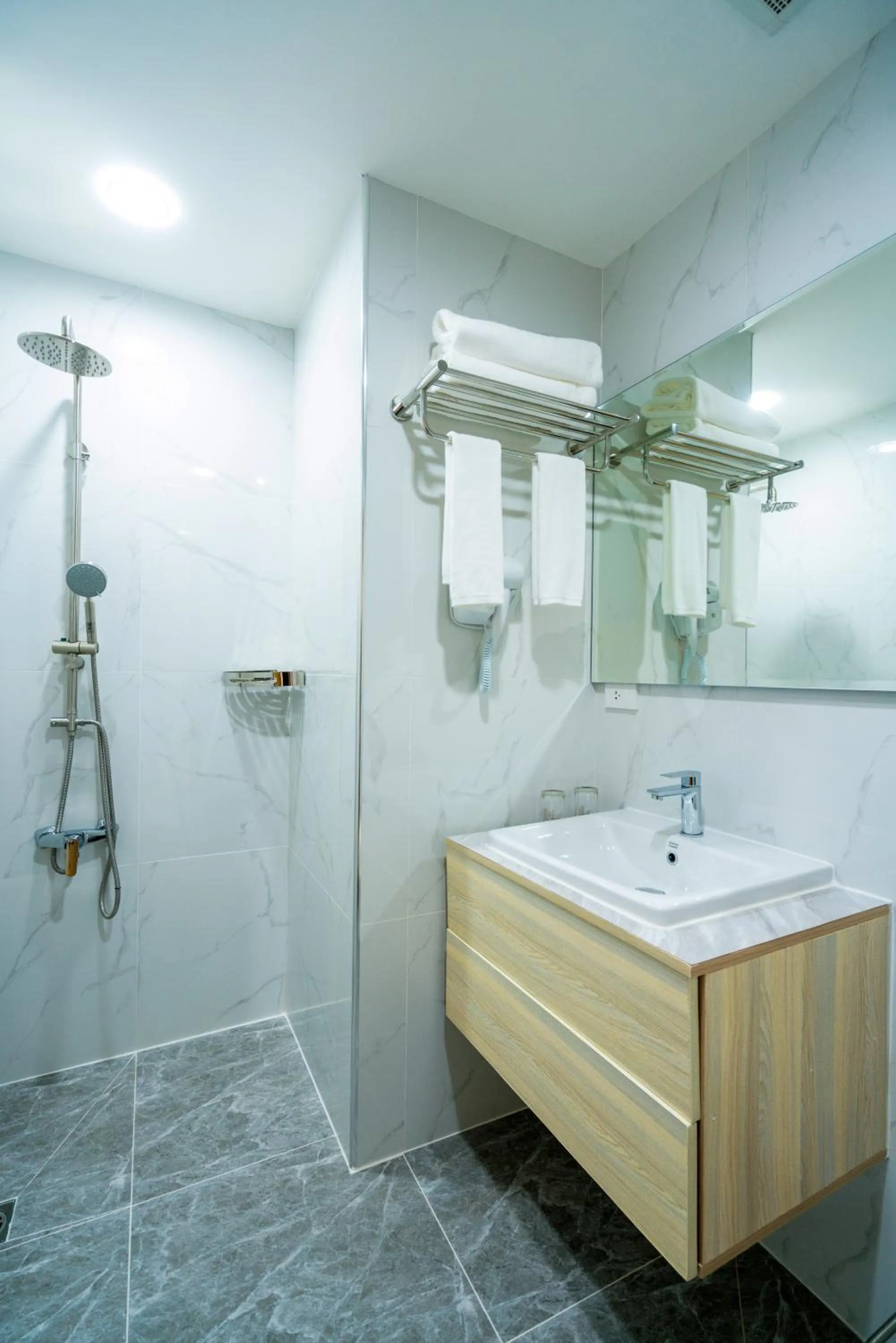 Shower in S Vangvieng Boutique Hotel