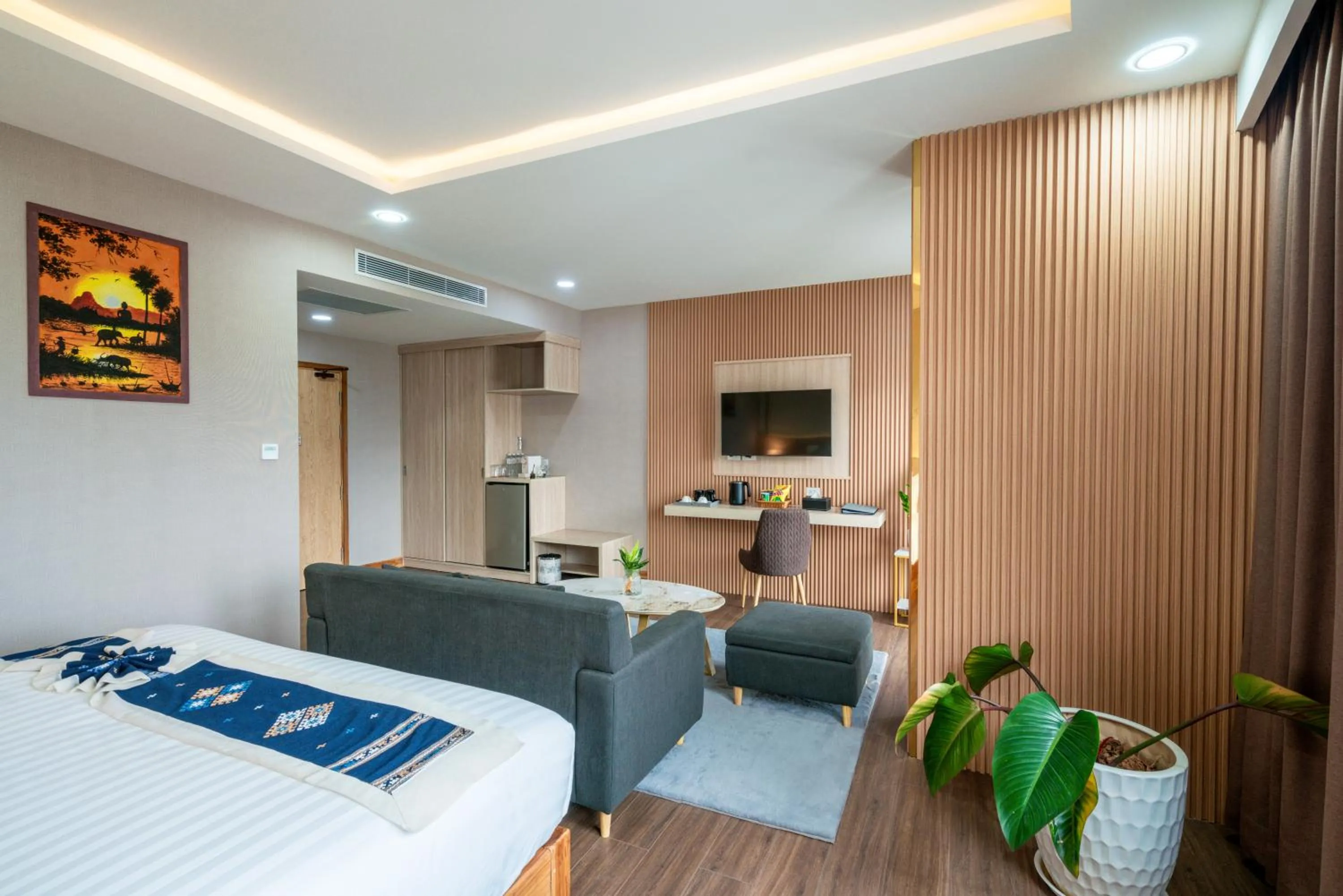 Communal lounge/ TV room, Bed in S Vangvieng Boutique Hotel