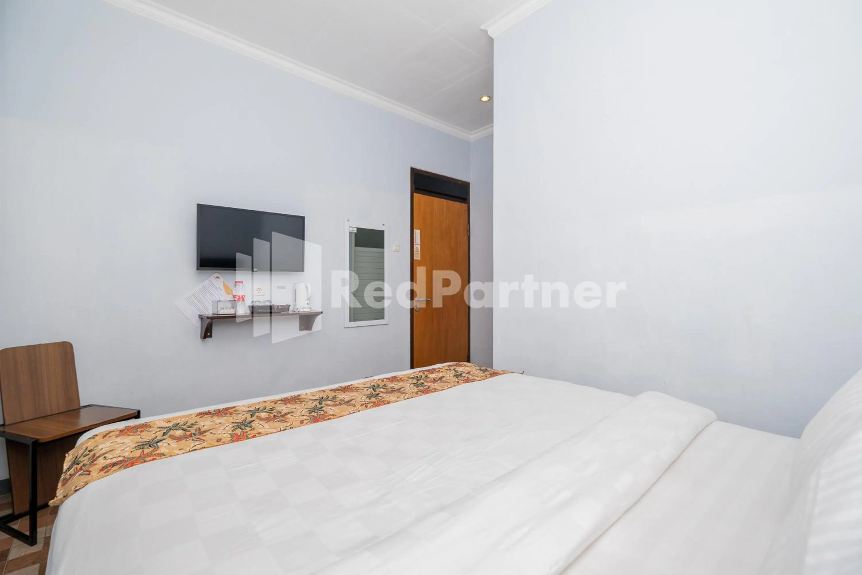 Bed in Swun Stay Inn At Sawahan Mitra RedDoorz