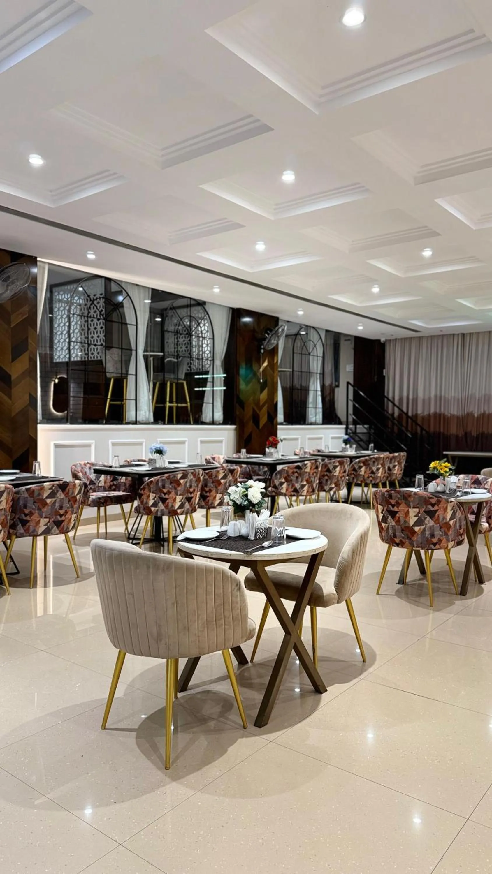 Restaurant/places to eat in Hotel Emperor Paradise