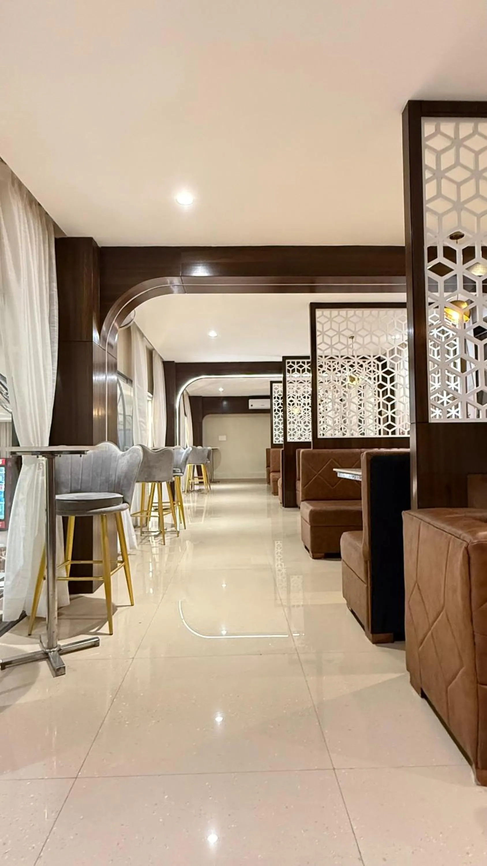 Restaurant/places to eat in Hotel Emperor Paradise