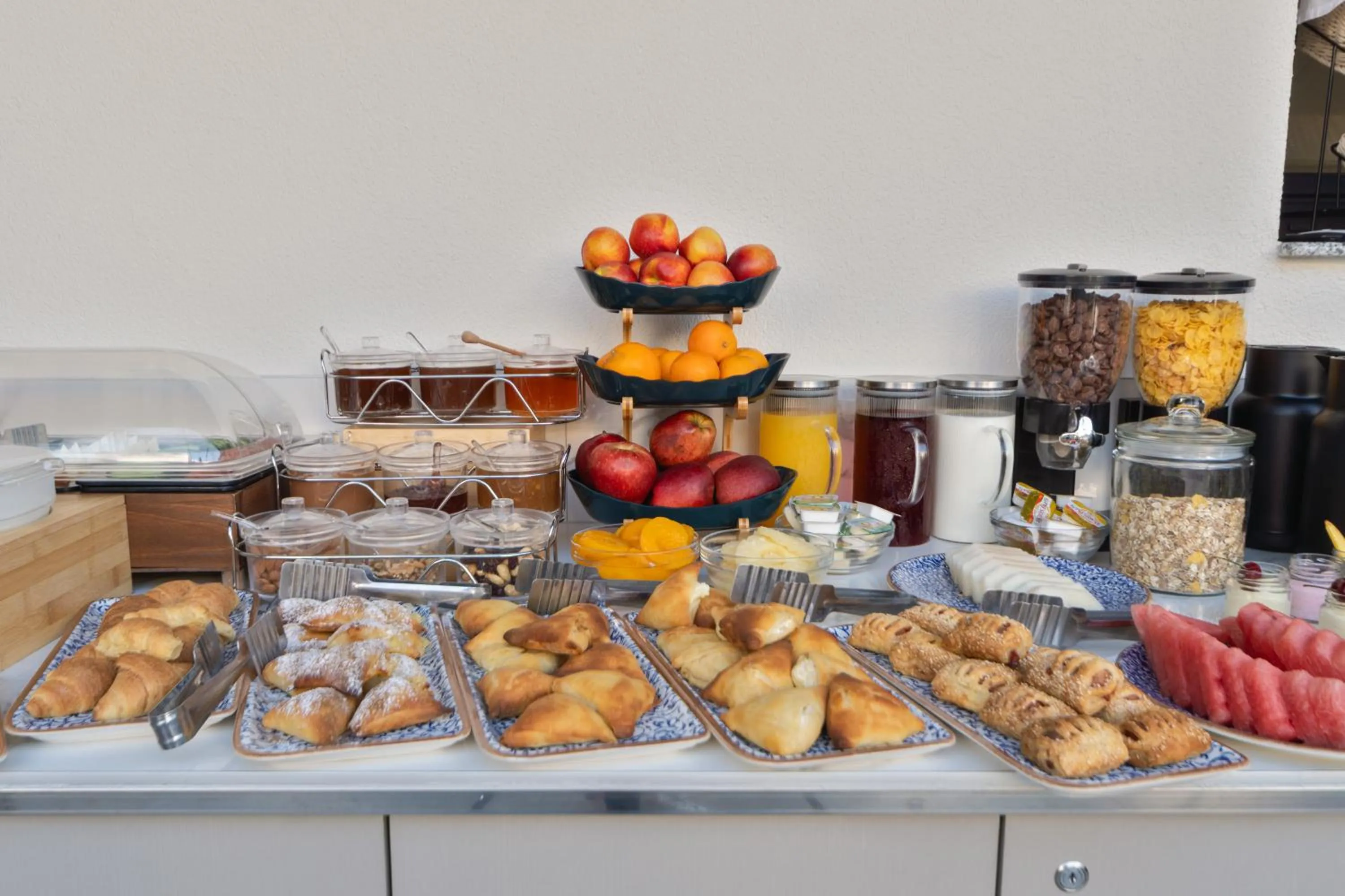 Breakfast in Costa De Luxe Suites