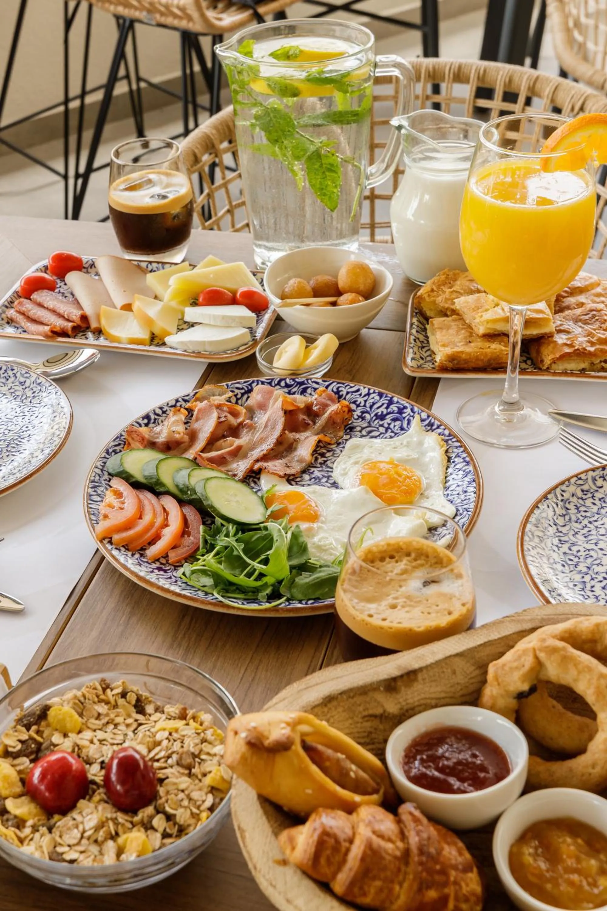 Breakfast in Costa De Luxe Suites