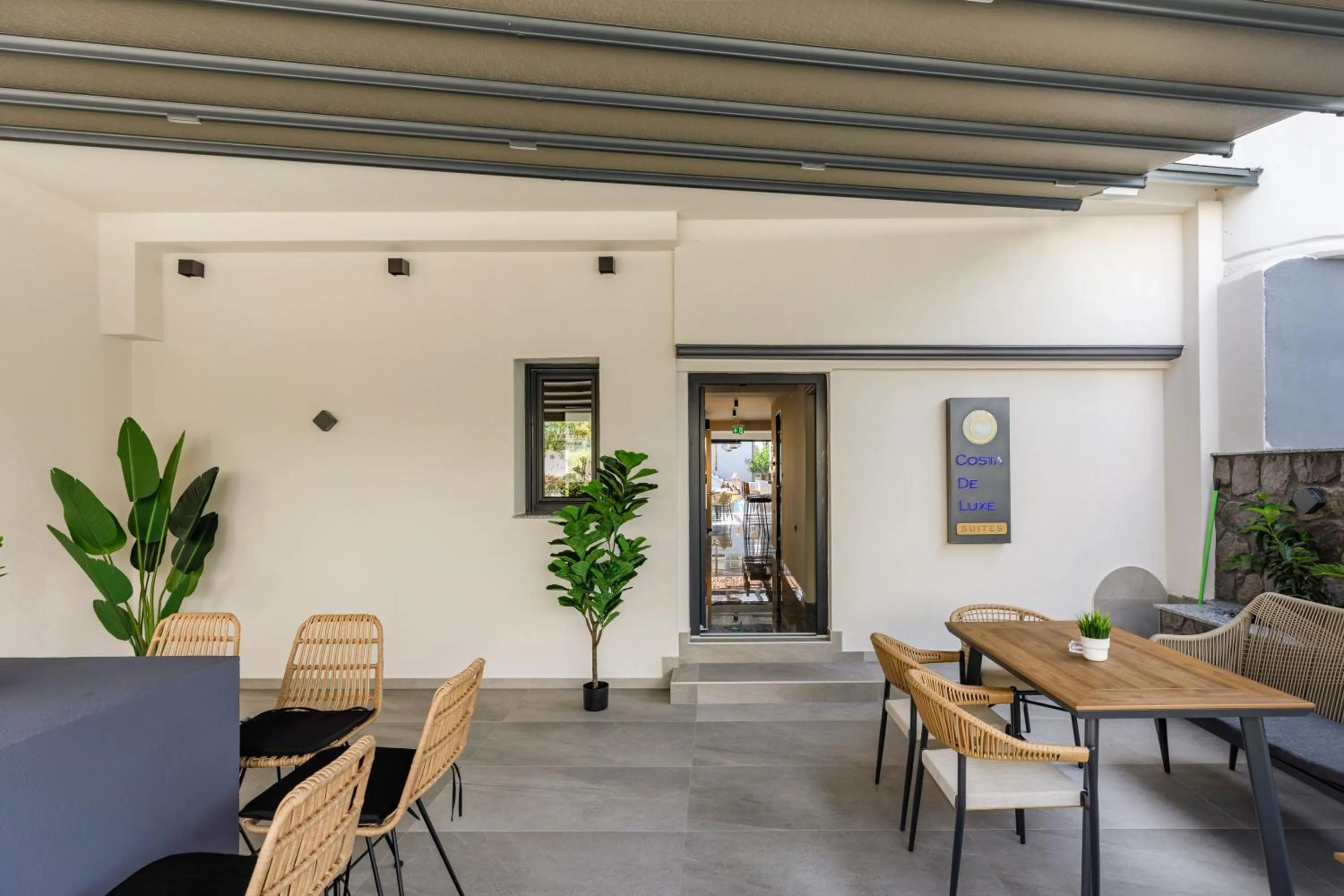 Restaurant/places to eat in Costa De Luxe Suites